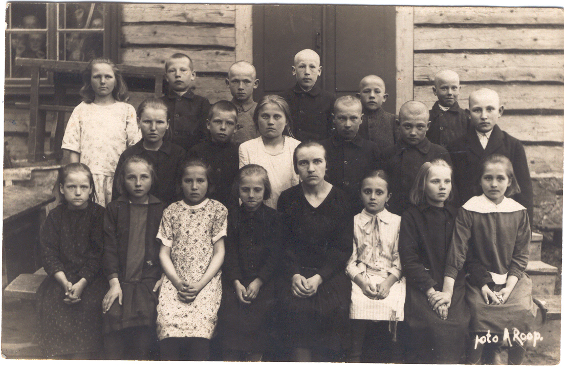 Foto. Plaani algkooli I ja II klassi õpilased koos õpetaja Aleftine Otsaga 5.mail 1930.a.