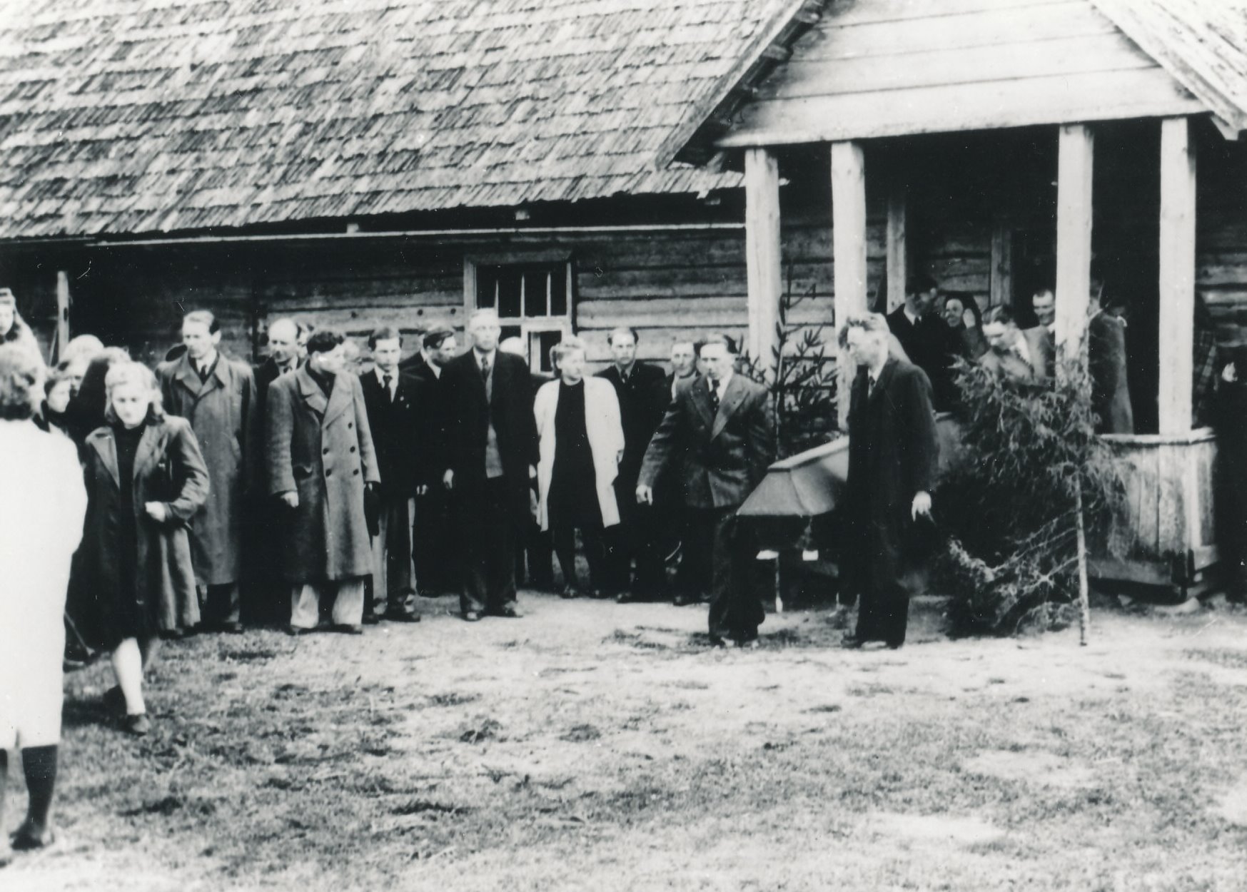 Foto. Nõukogude aktivisti  Rõigas , Valteri matused 1949.a. mais.