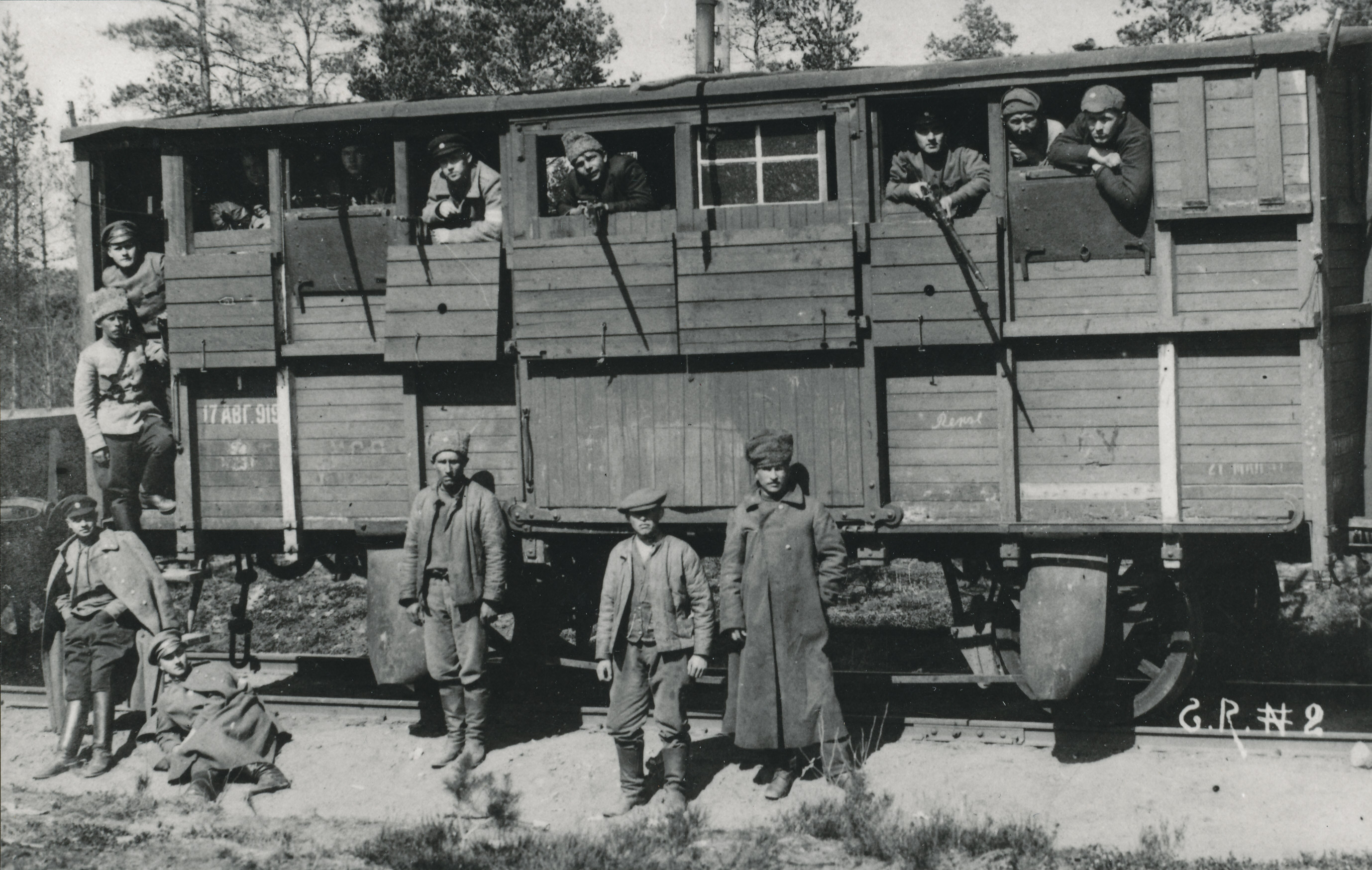 Foto.Soomusrongi nr. 2 vagun meeskonnaga 1919.aastal. Jaan Niiluse fot.