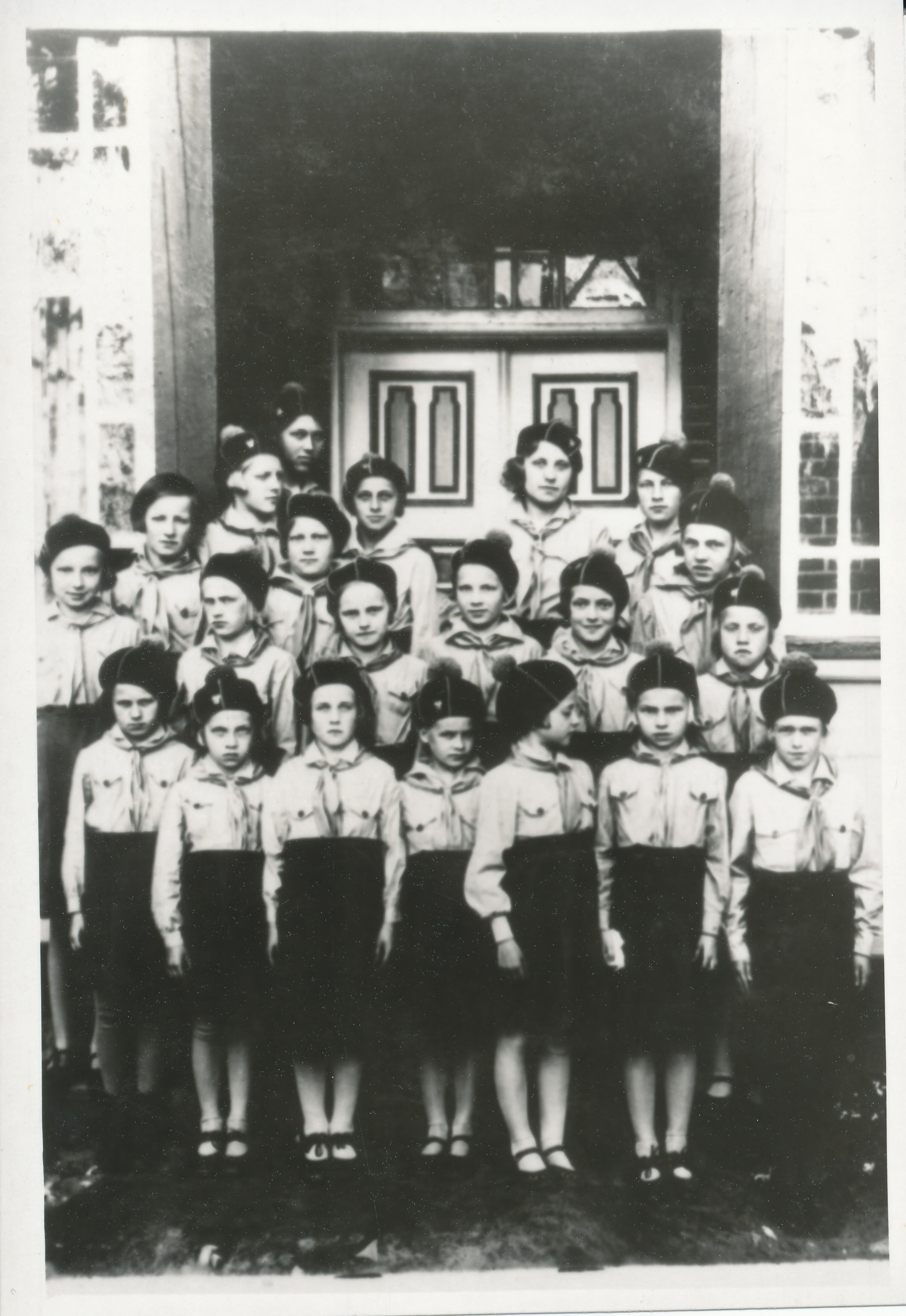 Foto. Rõuge Algkooli kodutütred 1937-1938.a. Jaan Tootseni foto.