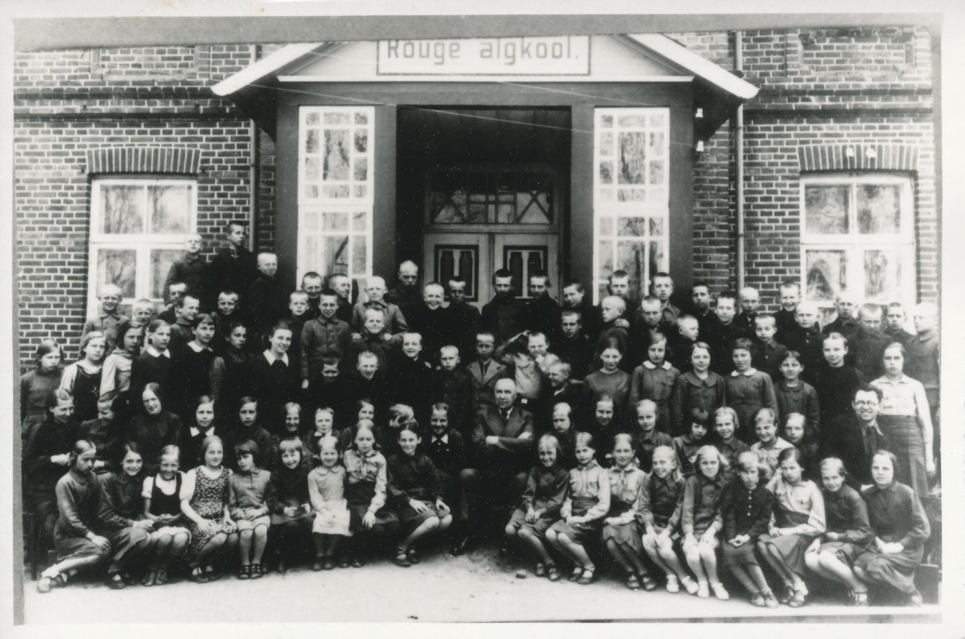 Foto. Rõuge Algkooli õpilased ja õpetajad 1930.aastatel  Jaan Tootseni foto.
