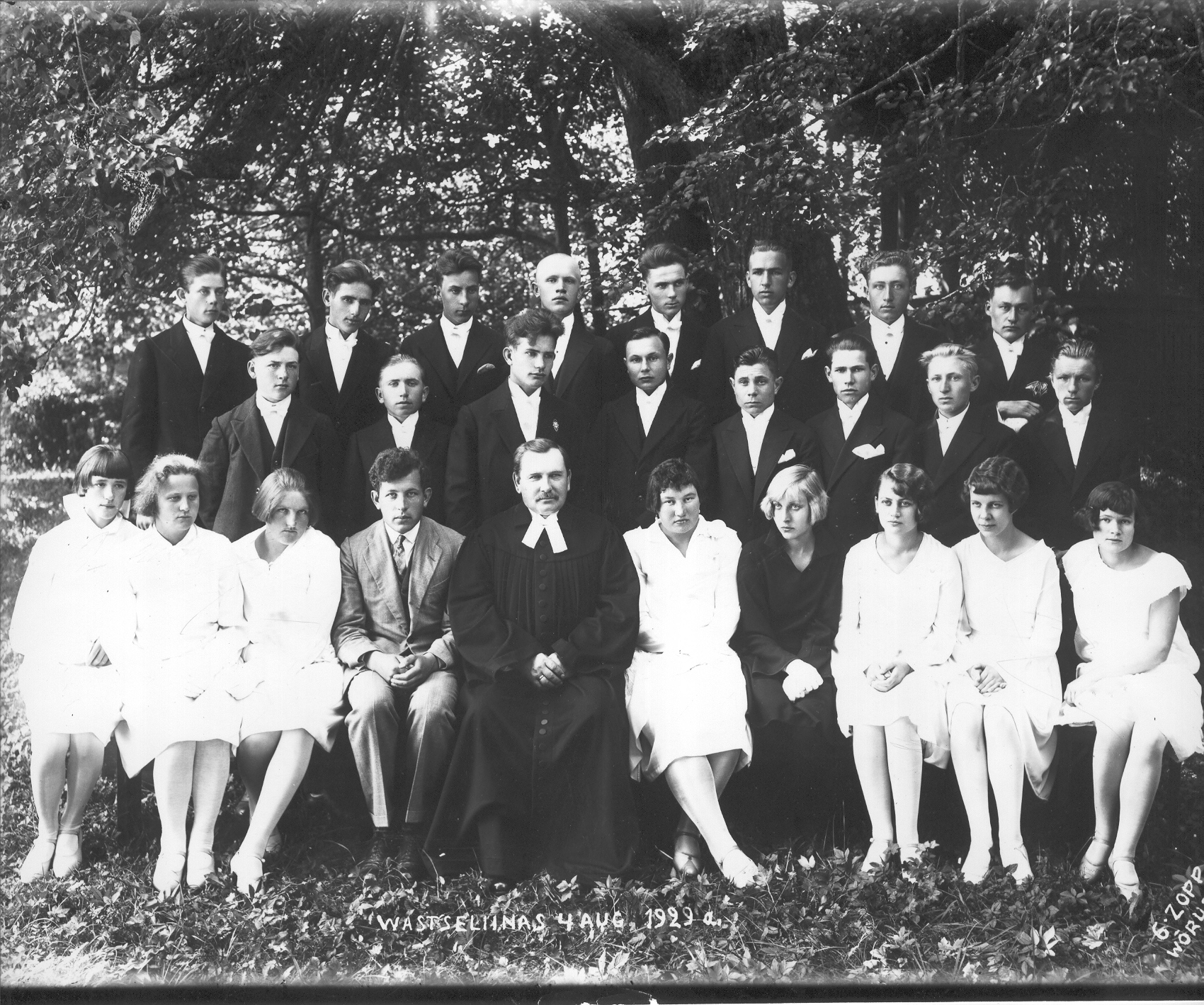 Foto. Vastseliina leerilapsed 4. augustil 1929.a. Keskel õpetaja Eduard Ernits.Foto Gustav Zopp.