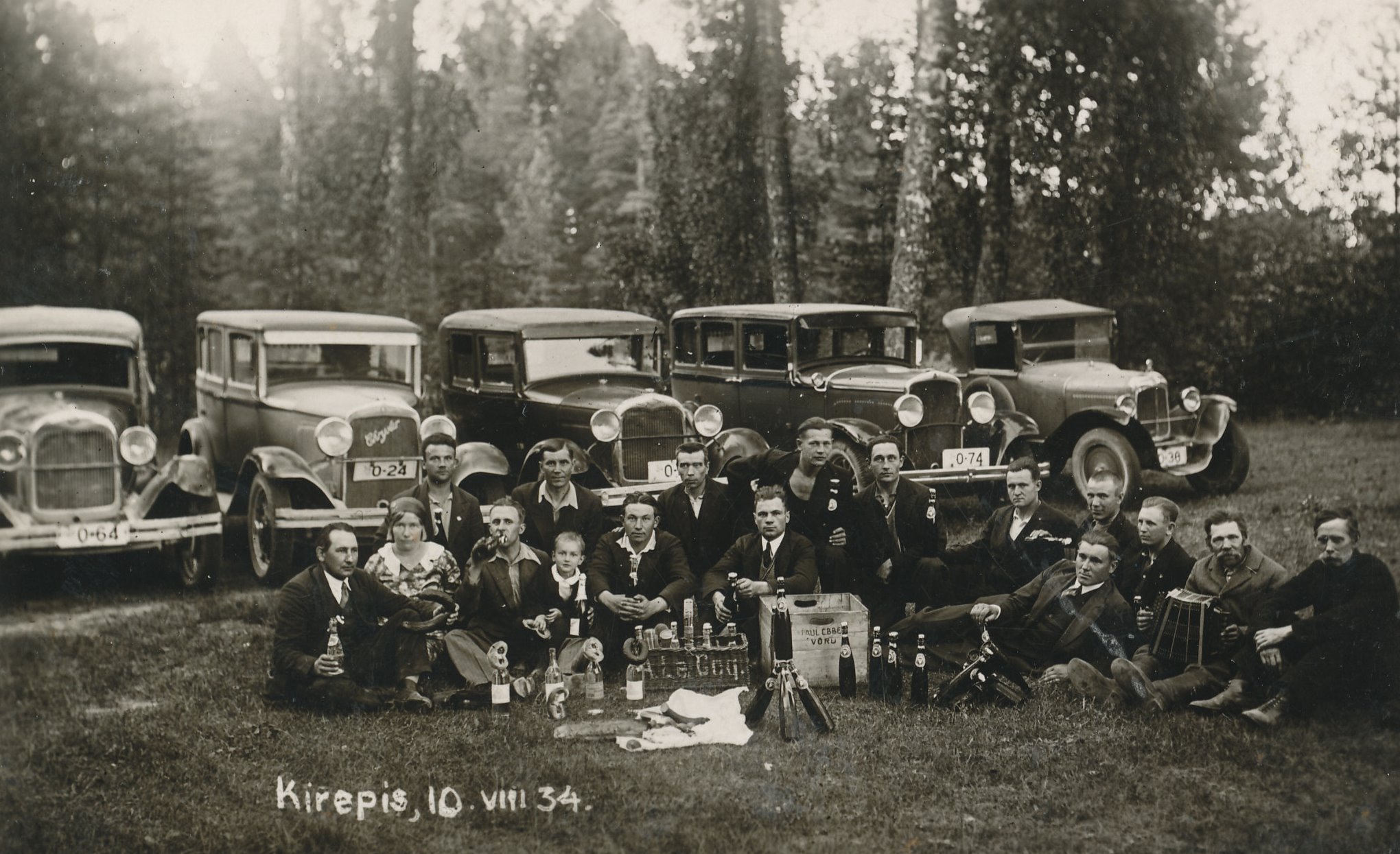 Foto.  Võru taksojuhid ja mehhaanikud   Kirepil Võru Vabatahtliku Tuletõrje Ühingu peol 10.augustil 1934.a. Paremalt teine lõõtsaga August Teppo.