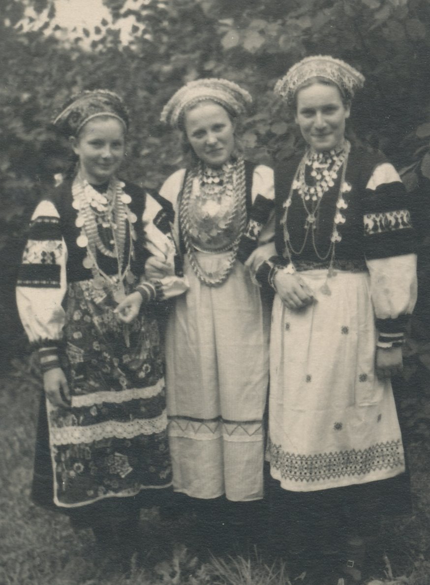 Foto. Võrumaa koolinoored setu rahvarõivais 1945.a.
