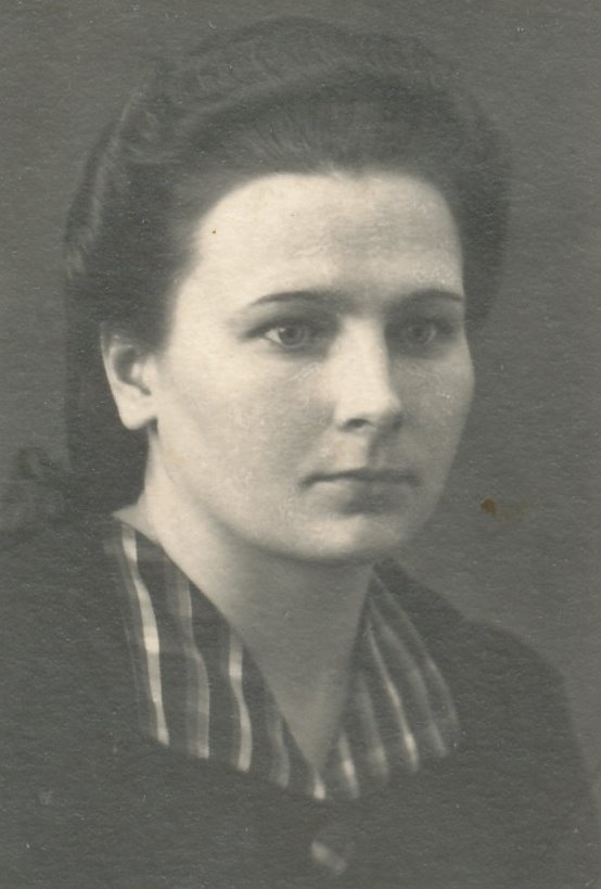 Foto. Ots, Hilda - abistas 15. augustil 1944.a. lendur Sidorenkovit. 07.11.1943.a.