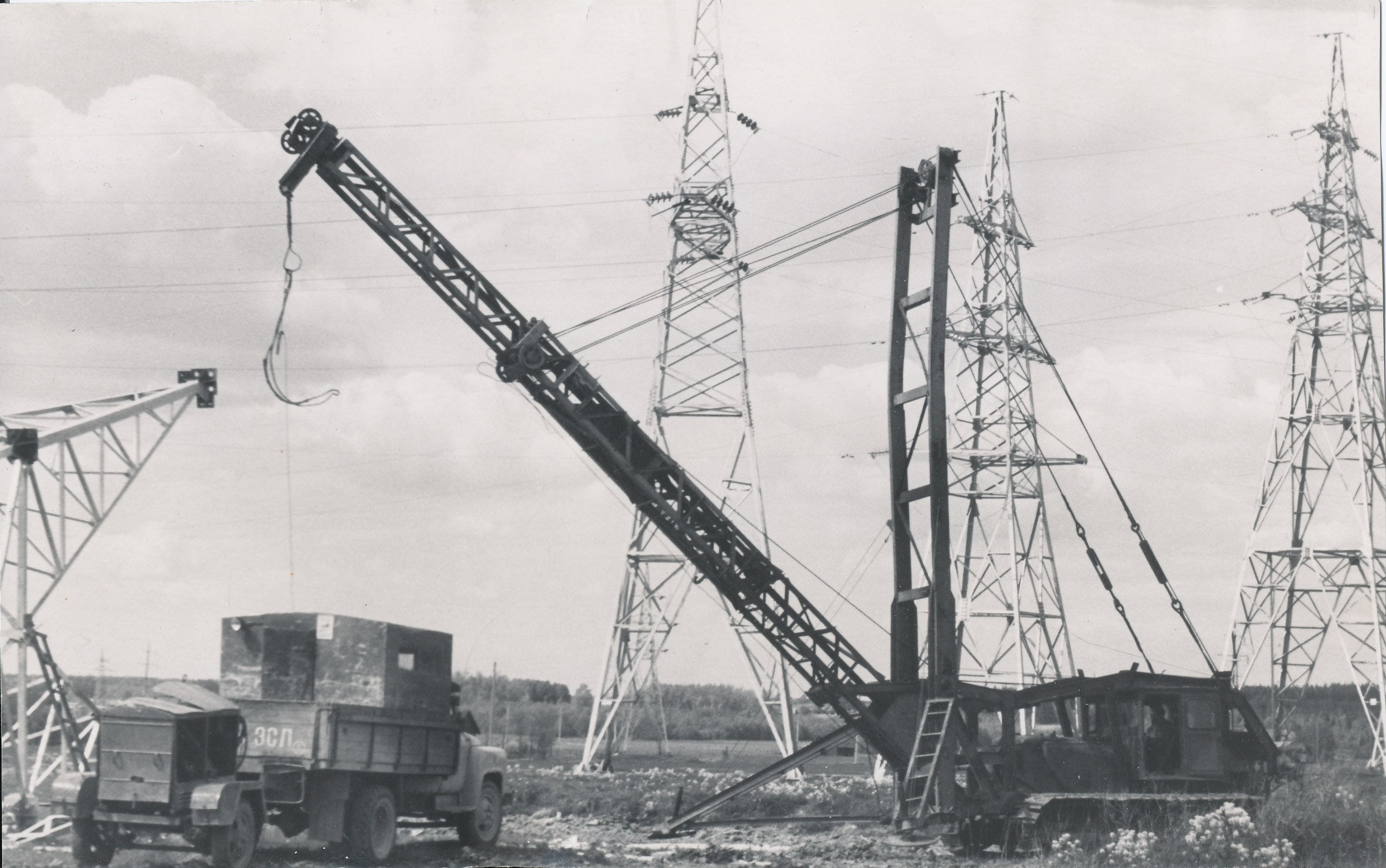 Foto.Võru - Lepassaare - Värska - Räpina  35 kv elektriülekandeliini  ehitus Võru alajaamas, lõpumasti püstitamine 1971.a.