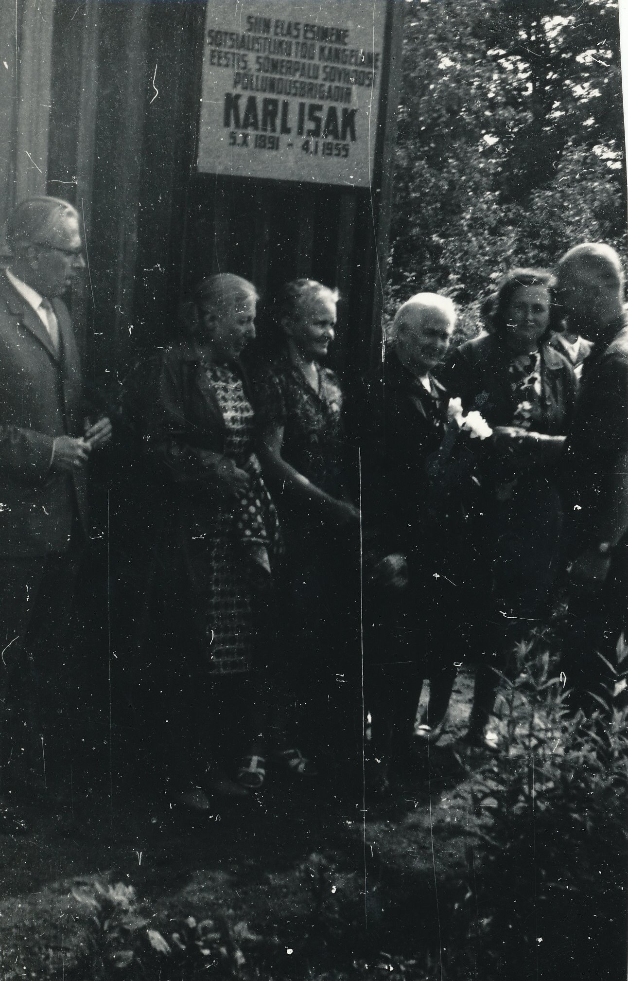 Foto. Mälestustahvli avamine ENSV esimesele sotsialistliku töö kangelasele , Sõmerpalu põllundusbrigadirile Karl Isakule.