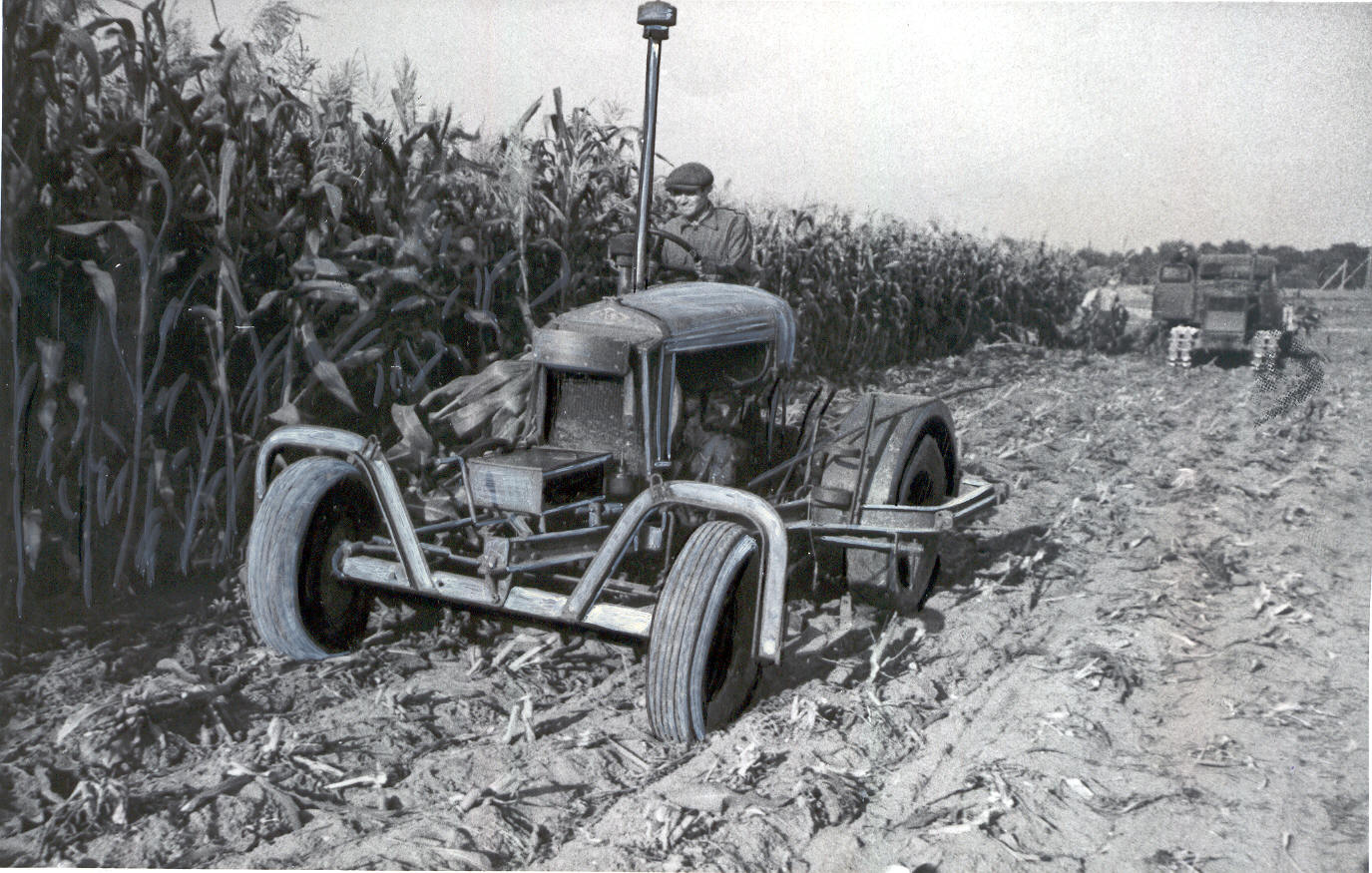 Foto. Maisi lõikamine traktori- heinaniitjaga Väimela Põllumajandustehnikumi maisipõllul.