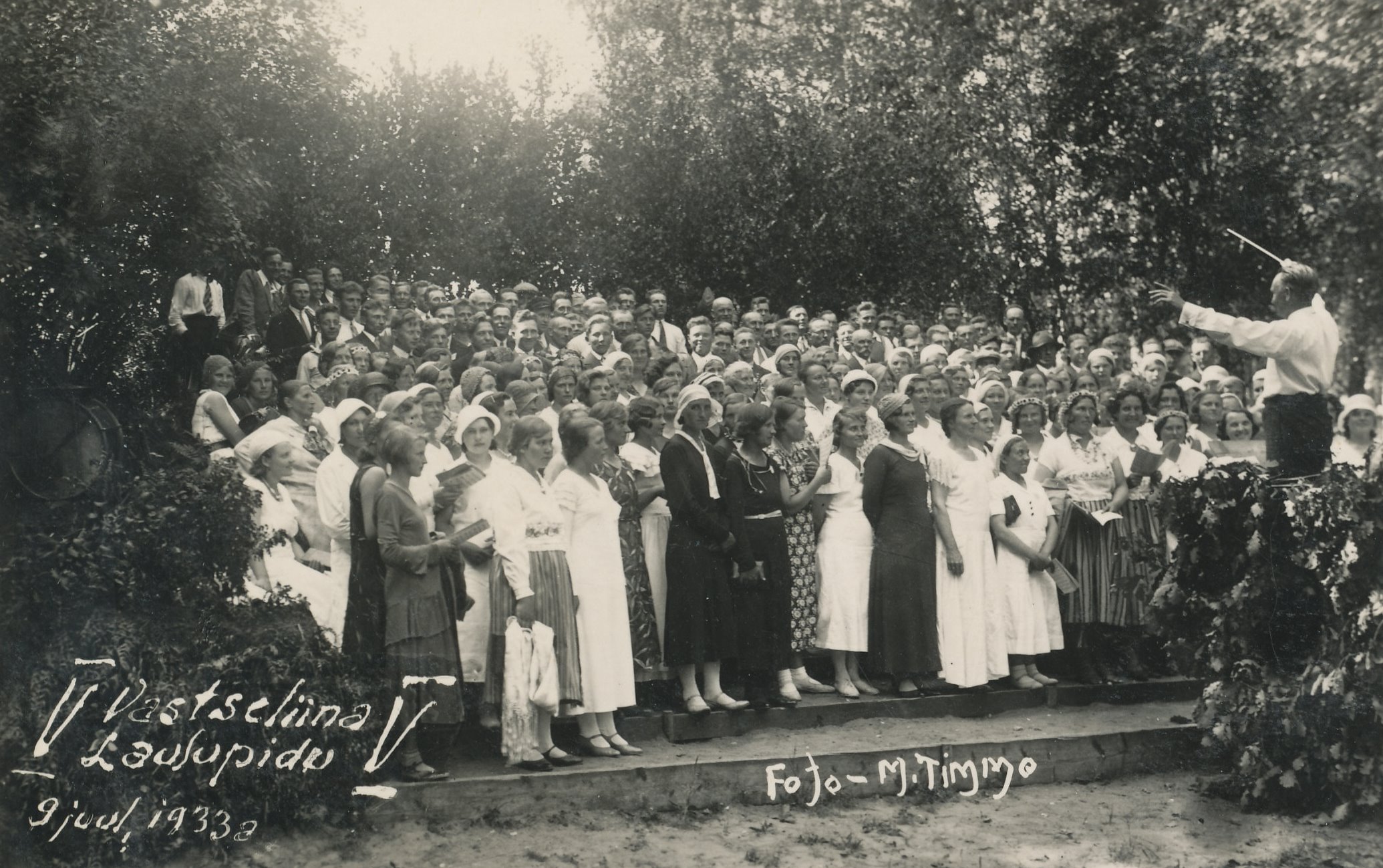 Foto. Ühendkoorid esinemas Vastseliina kihelkonna V laulupäeval Vastseliina pargis 9.juulil 1933.a. Juhatab Juhan Saarniit