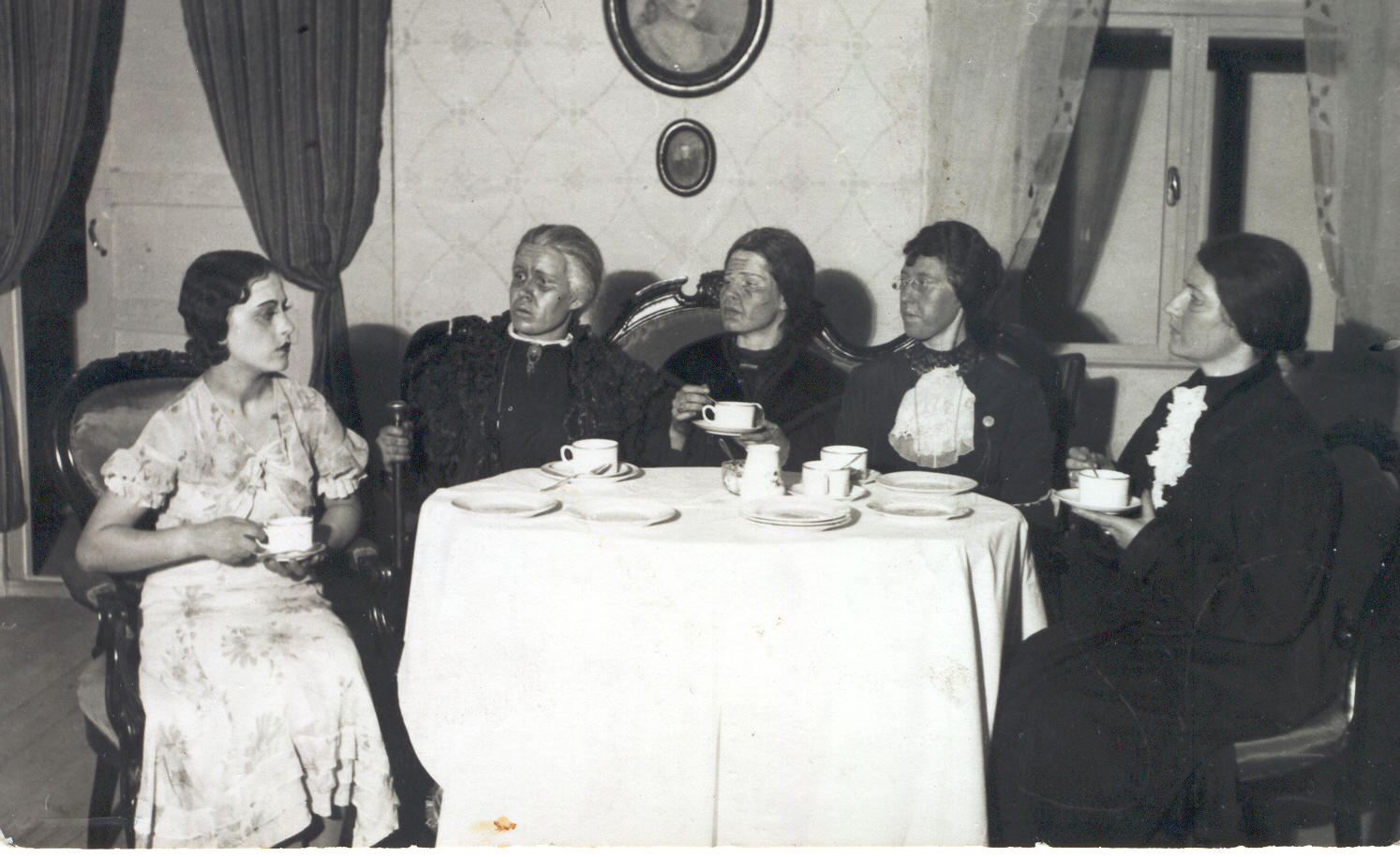 Foto. Stseen H. Vuolijoki näidendi "Niskamäe naised" esietenduselt Kandles 14.11.1934.a.