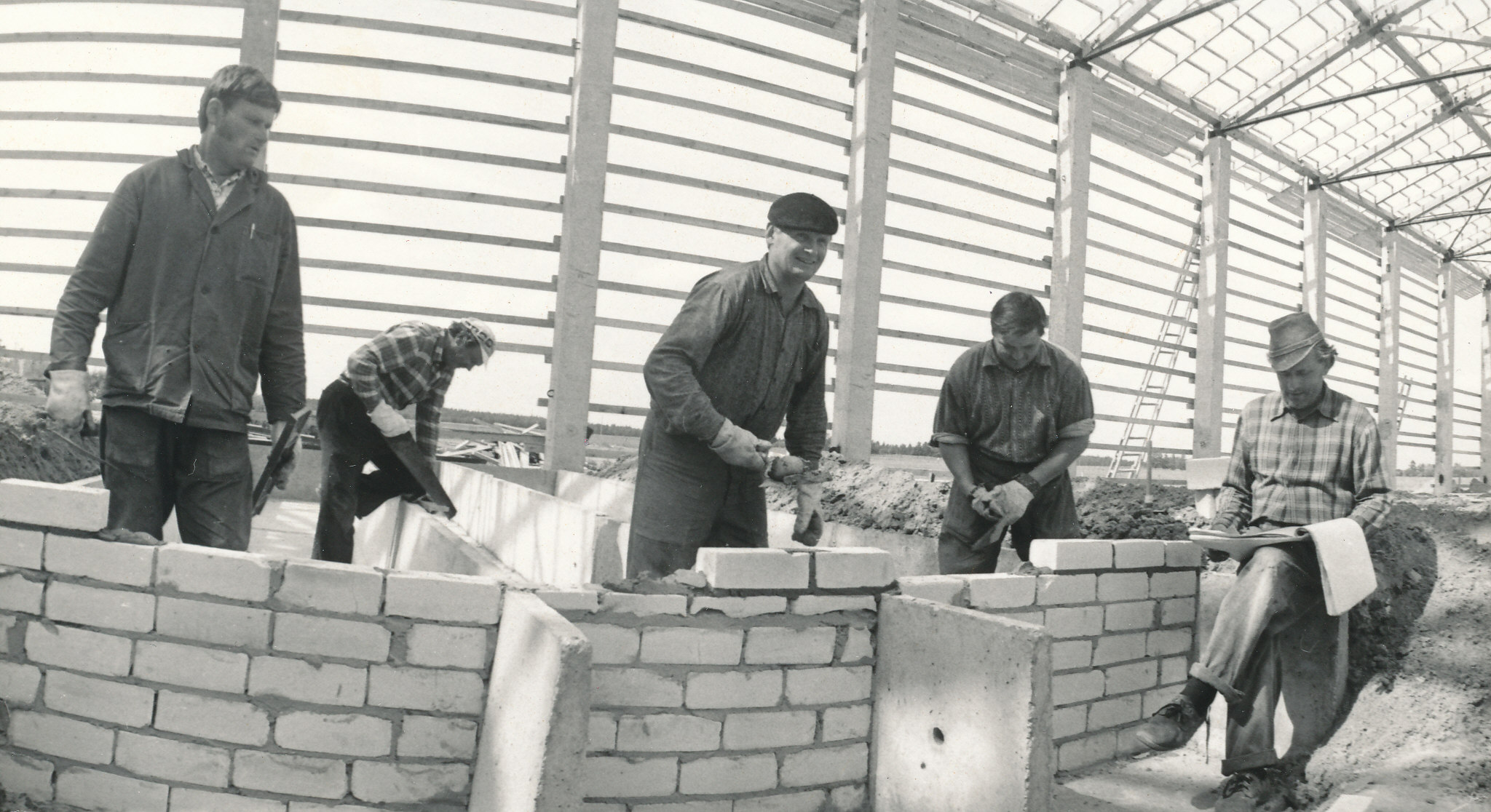 Foto. Võru KEK-i brigadir Rohtla, K. juhitav eesrindlik ehitusbrigaad Väimela Näidissovhoostehnikumi lauda ehitusel 1977.a.