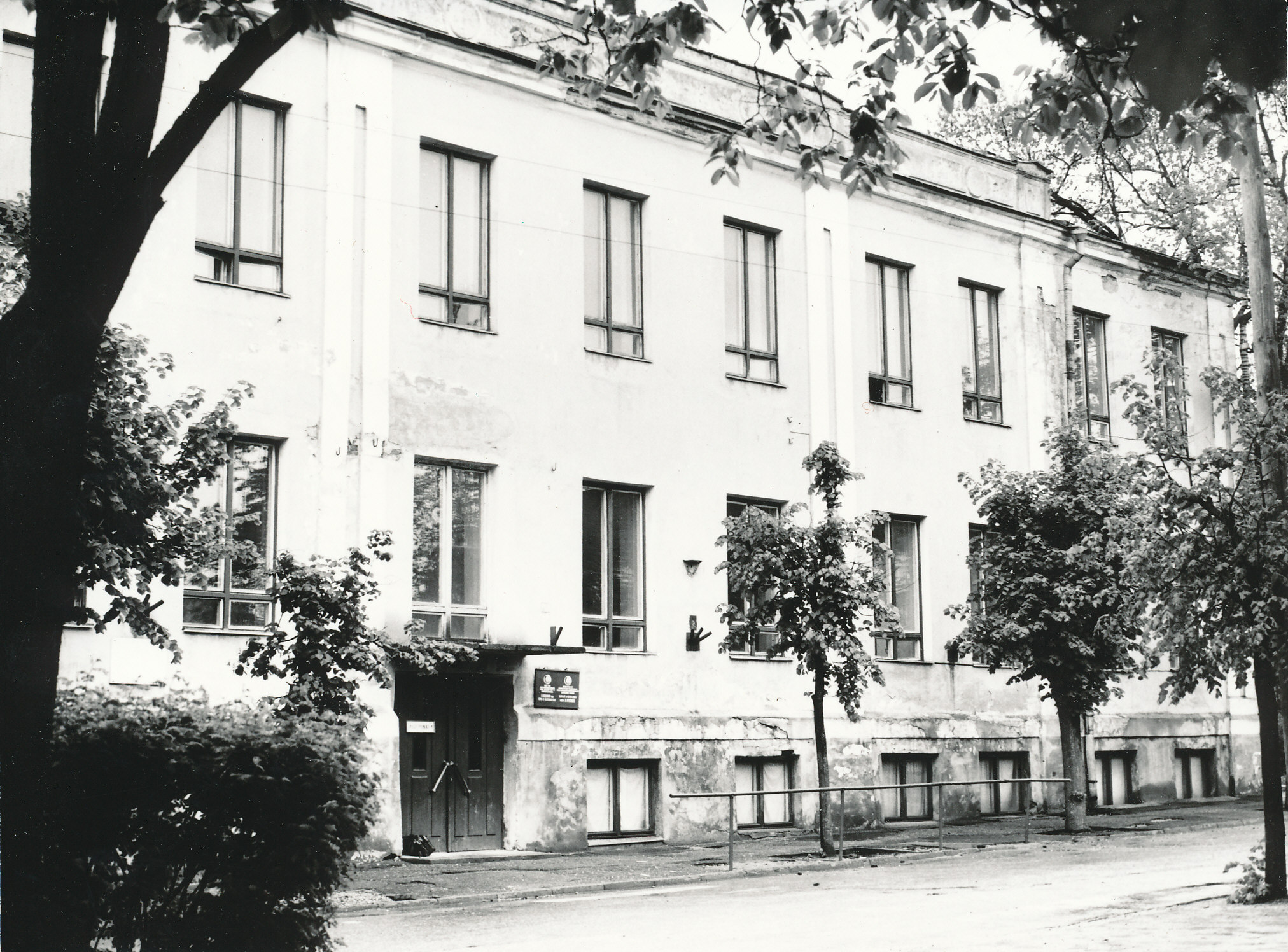 Foto. Võru I 8-kl. Kooli hoone, endine Võru mõisa häärber mais 1977.a.