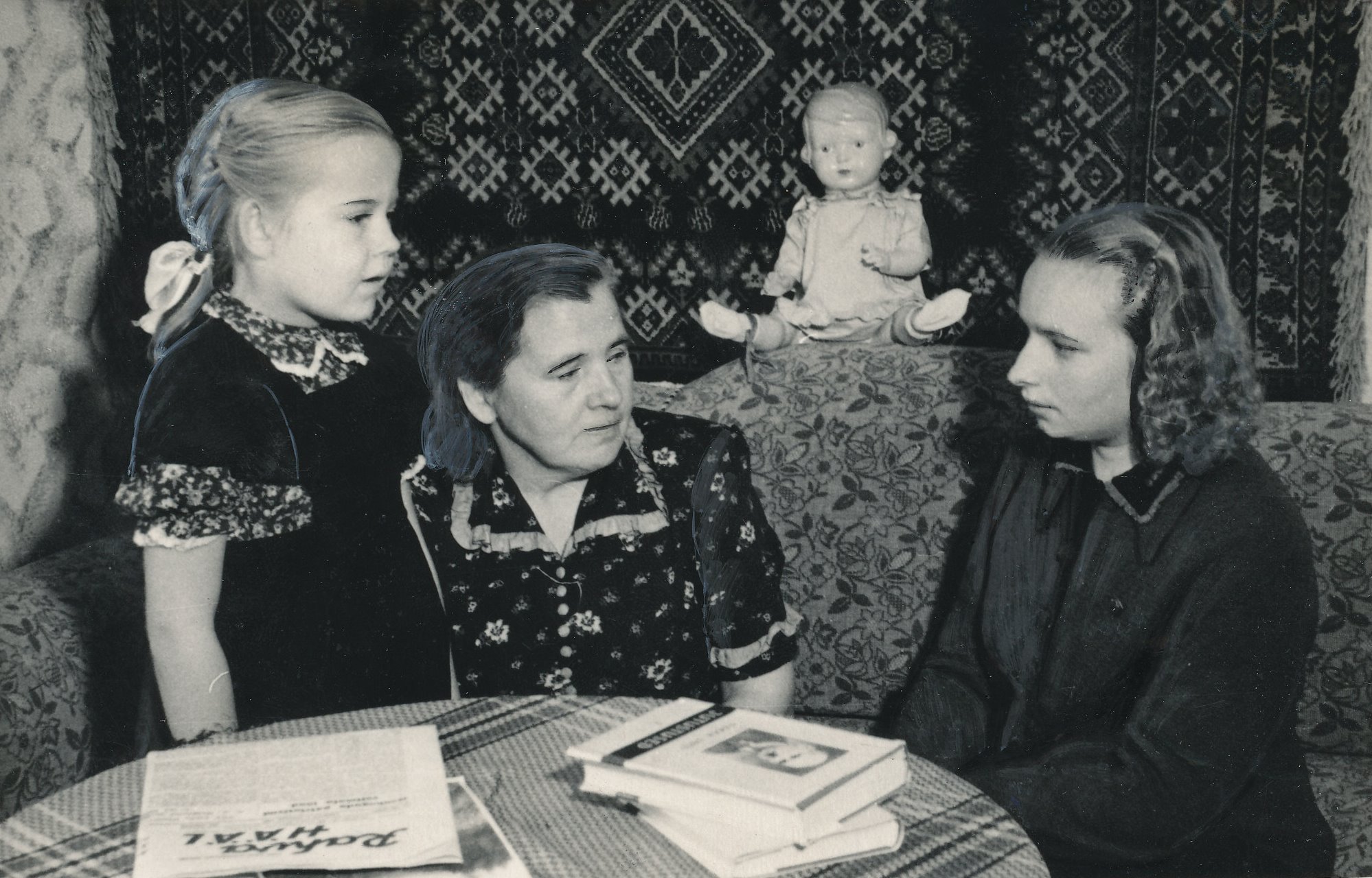 Foto.  Vastseliina Keskkooli õpetaja Helgi Vingisaar I klassi õpilase Ele Puustusmaa emaga vestlemas 1955.a. novembris.