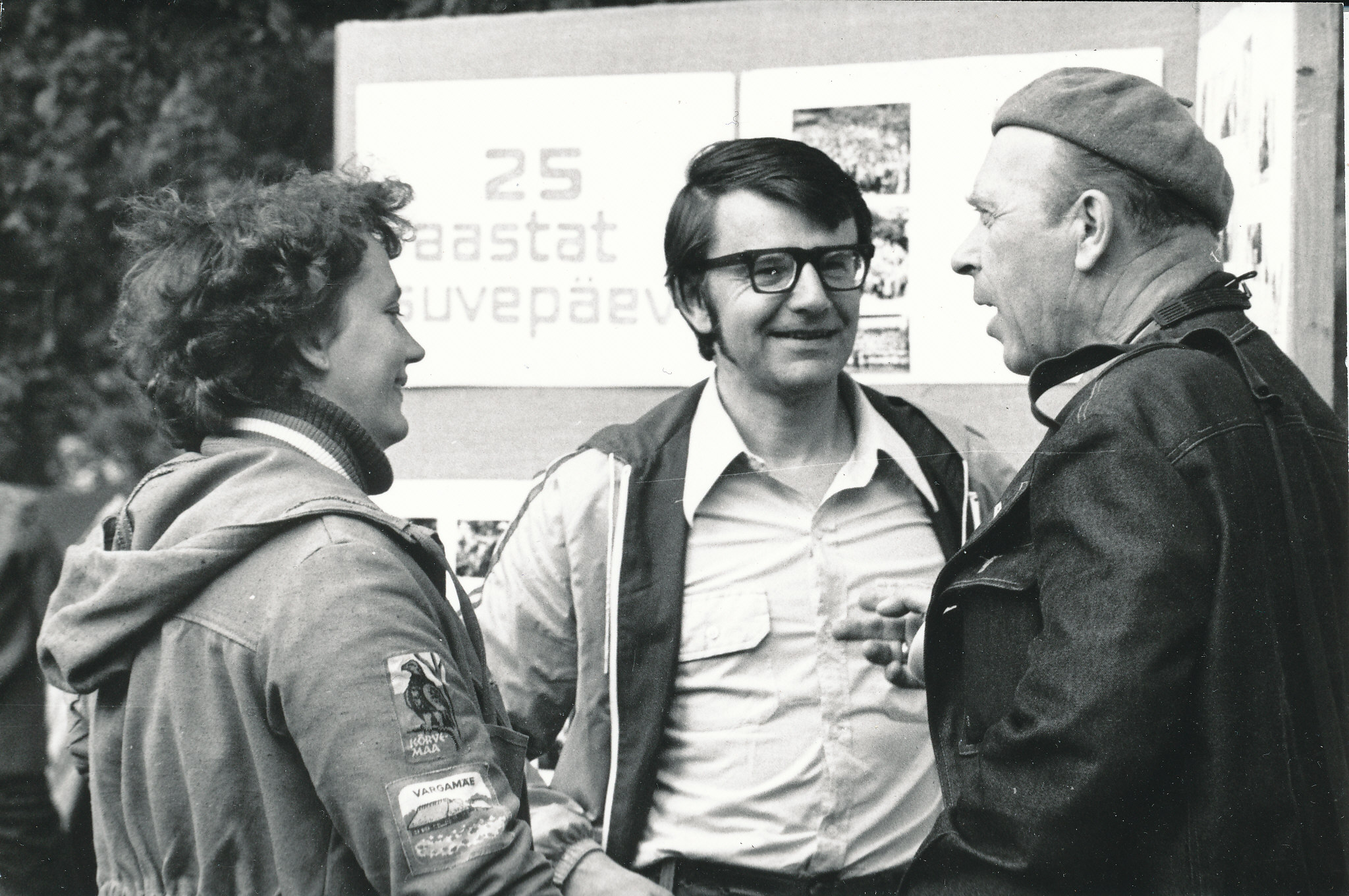 Foto. 25 aastat Võru  noorte suvepäevi, keskel Ilmar Kudu fotograaf Hillar Uusi ja tema abikaasaga  1.augustil 1982.a. Rõuges.