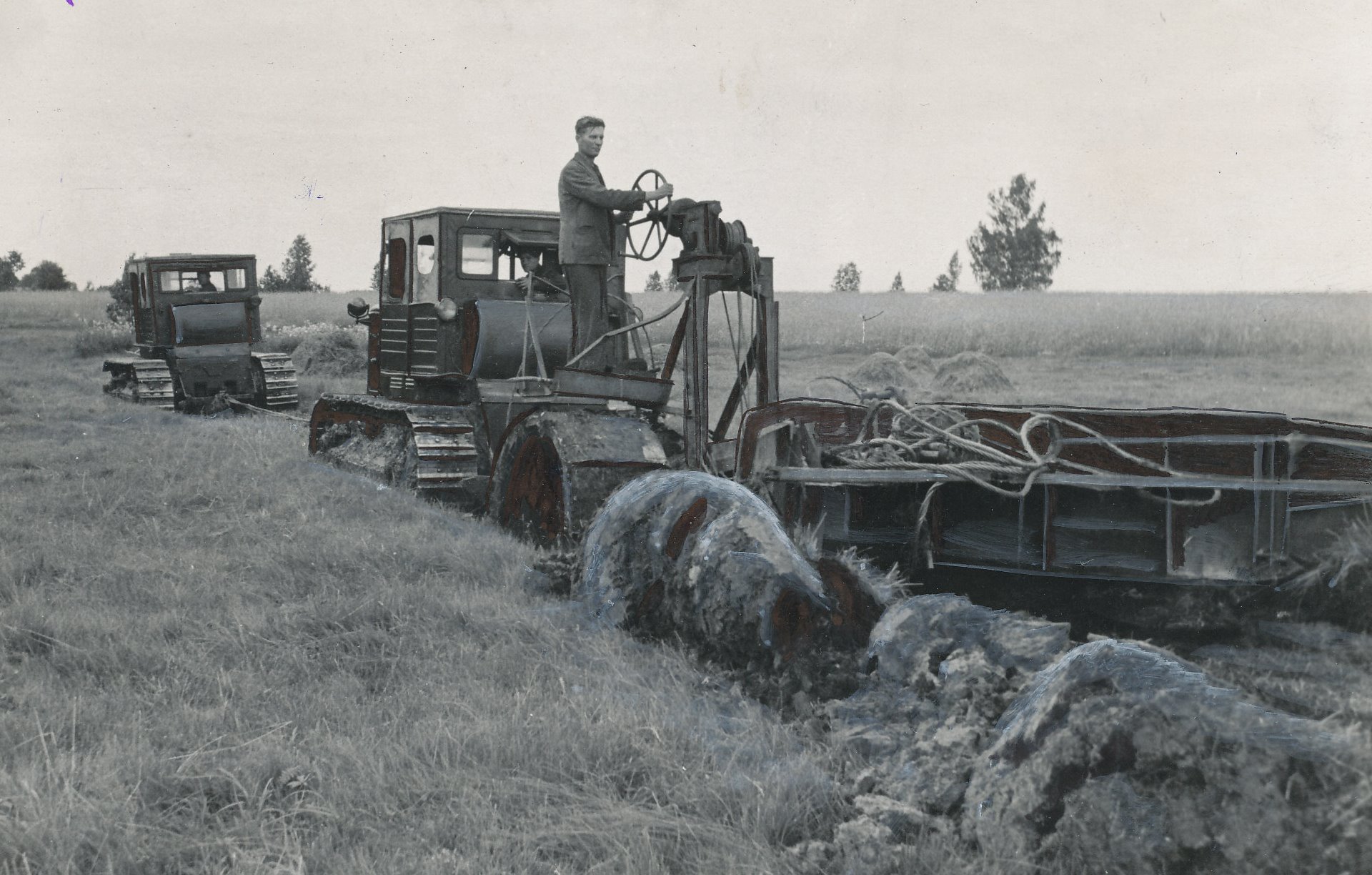 Foto. Maaparandustööd Räpina rajooni Stalini nimelises kolhoosis 1953.a. juulis.