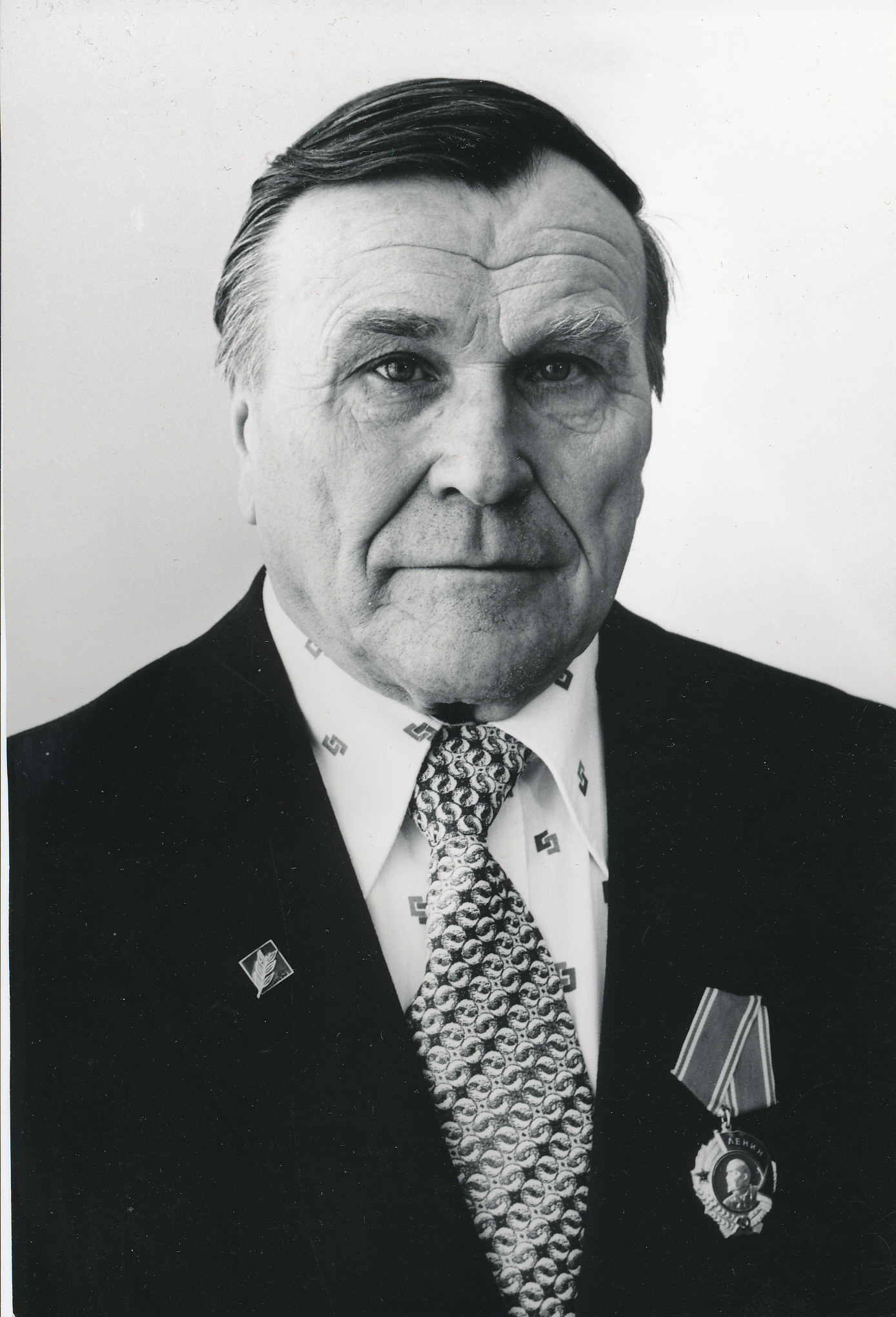 Foto.  Lenini ordeni kavaler  Võru TREV juhataja Lill, Valter 1982.a.