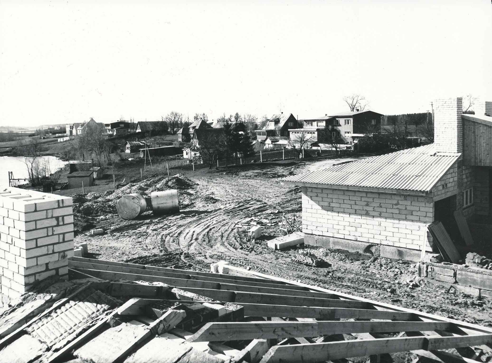 Foto. Väimela Näidissovhoostehnikumi tööliste ühe- perekonna elamud Lapi teel, mis valmisid aastatel 1981-1982