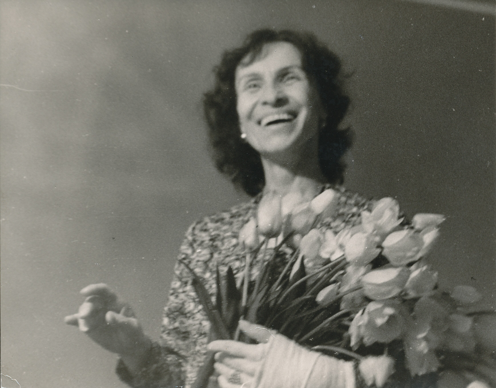Foto. Kai Leete lilledega  lasteballeti "Maikelluke" etenduse lõppedes 1966.a.