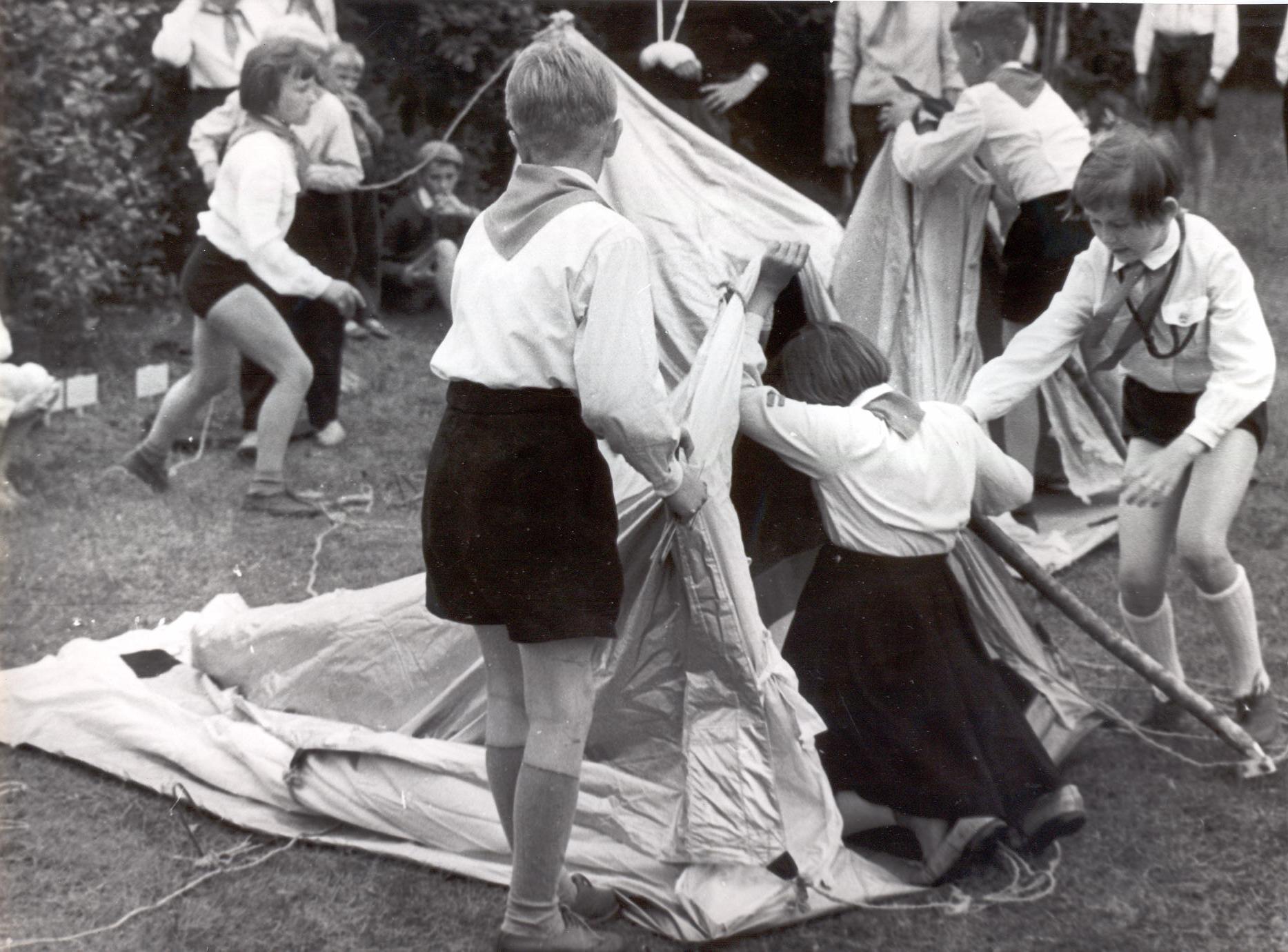 Foto. Võru rajooni pioneerid Pärlijõe pioneerilaagris Rõuges  Matsi küla all. Telkide püstitamise võistlus.