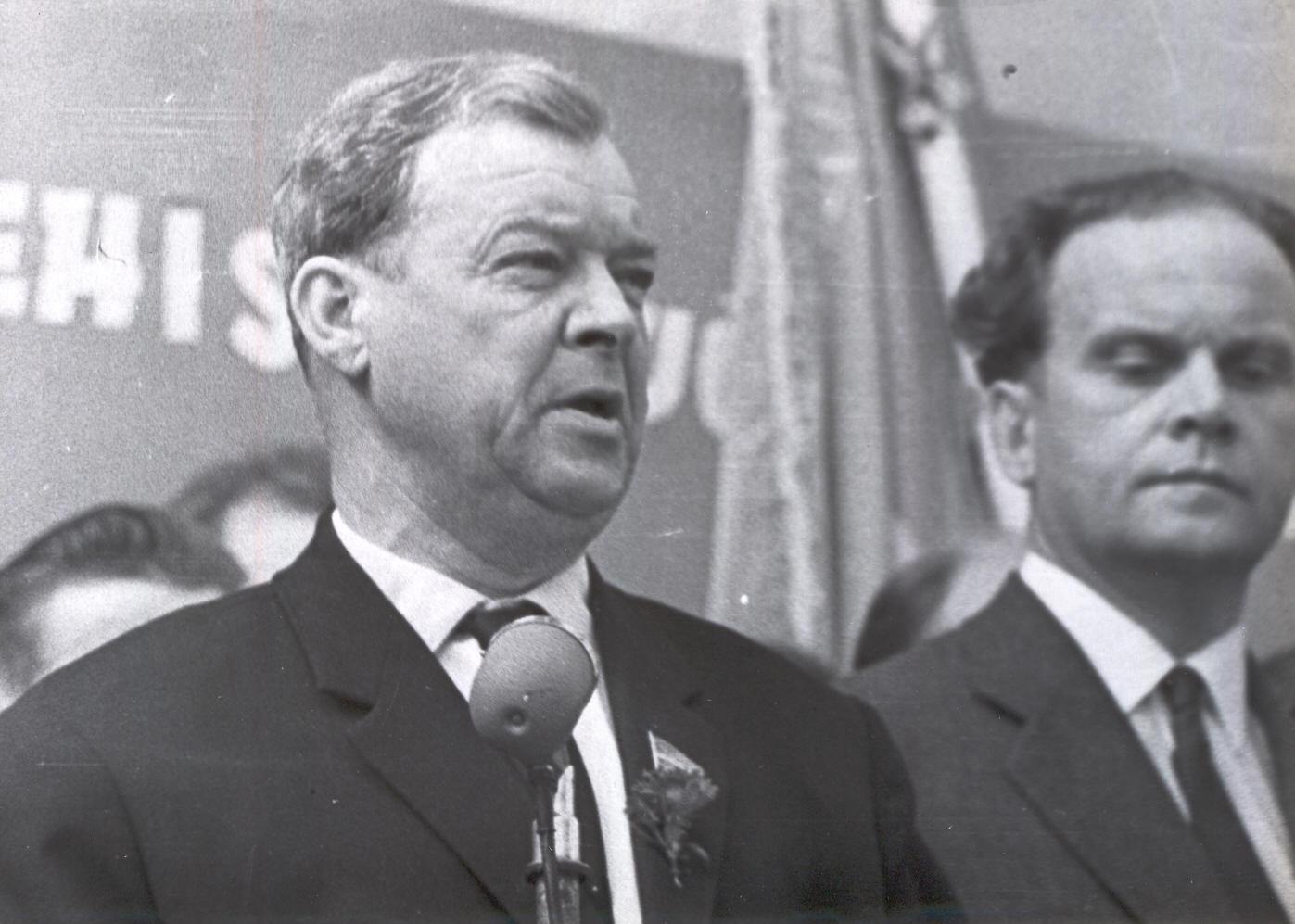 Foto. Võru Rajooni Kultuurimaja "Kannel" avamine 15. augustil 1964.a. Kõneleb G. Nellis.