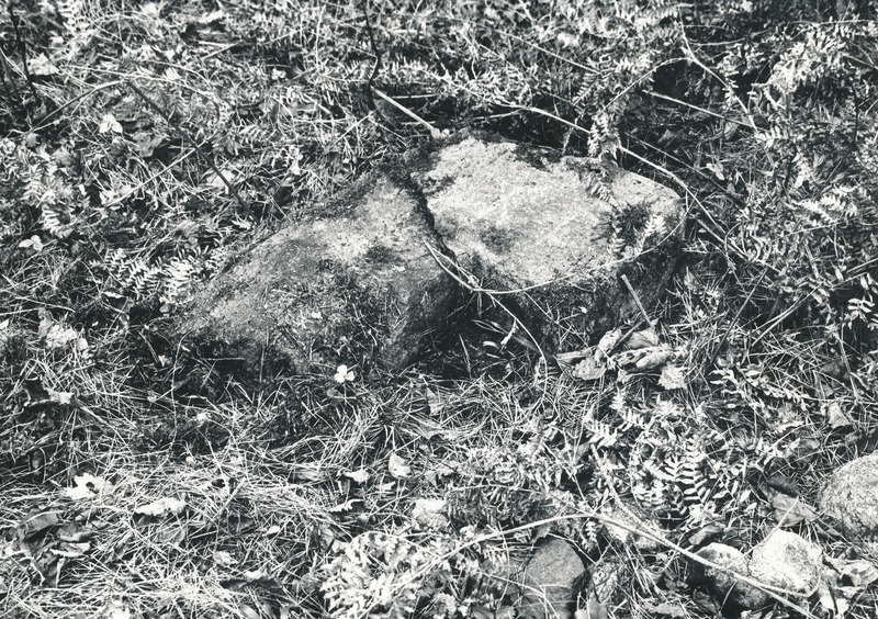 Foto. Purunenud kivirist Küllatova külas