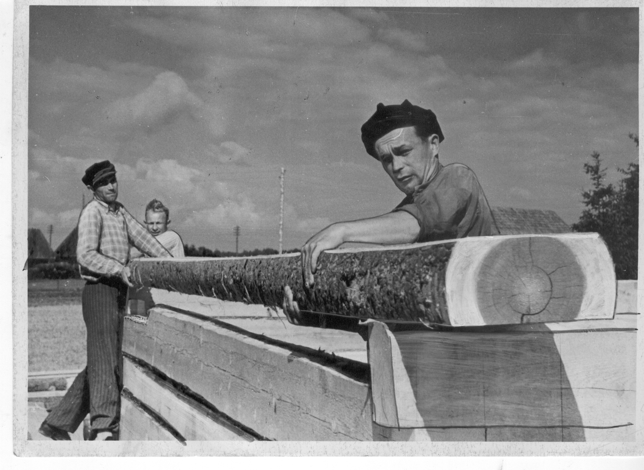 Foto. Põlva rajooni Zdanovi nim. kolhoosi liige Peeter Hämelainen oma individuaalelamu ehitusel  20.juunil 1957.a.