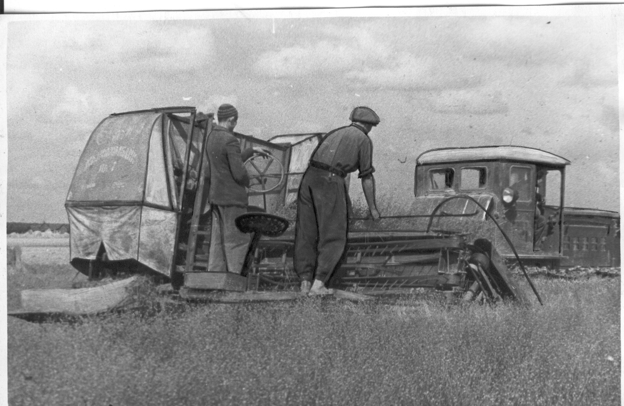 Foto. Räpina rajooni Orava MTJ linakombain kitkumas lina "Kuldvihu" kolhoosi 4. põllundusbrigaadi linapõllul 28.augustil 1955.a.