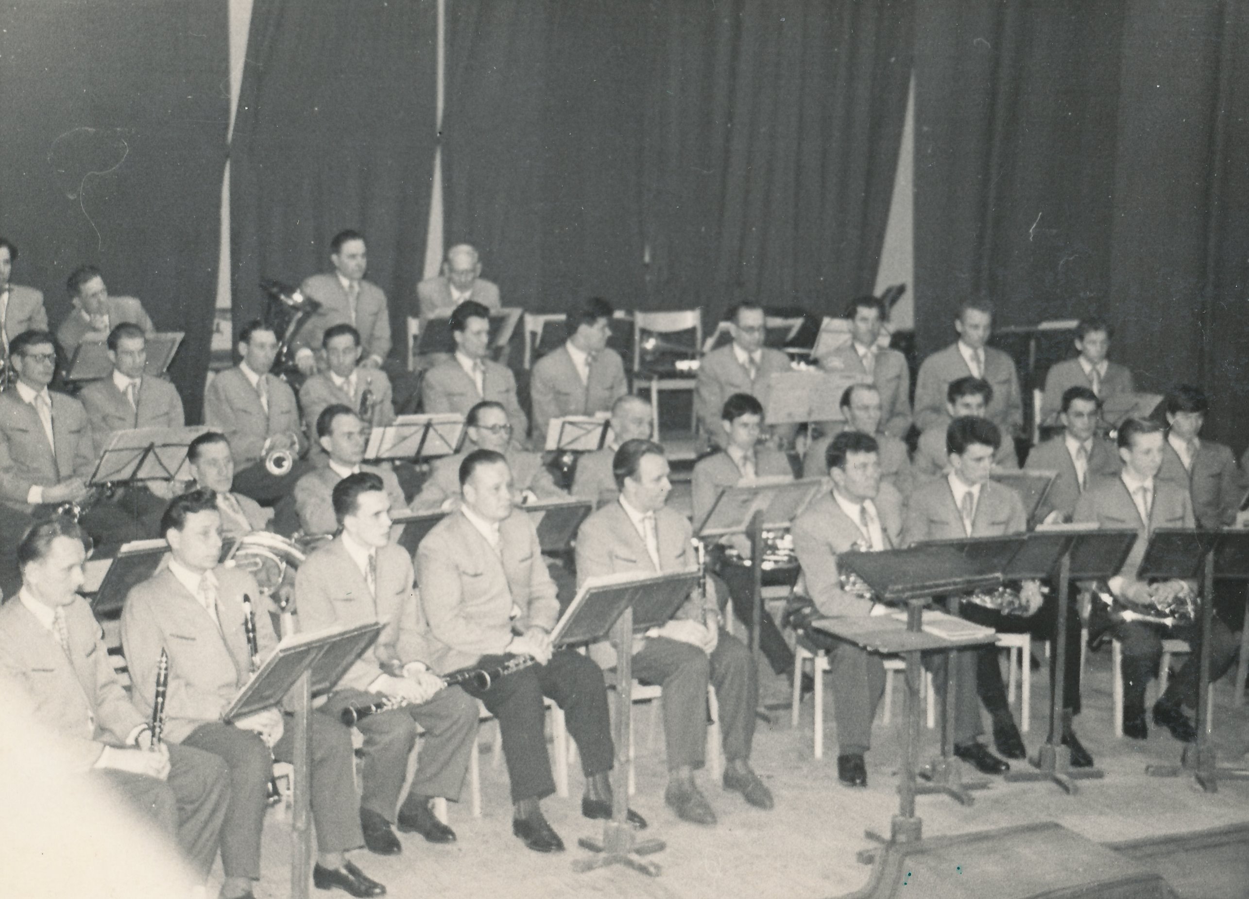 Foto. Võru Rajooni Kultuurimaja puhkpilliorkester kontserdil "Estonia" laval 1966/1967.a. koos Põltsamaa puhkpilliorkestriga