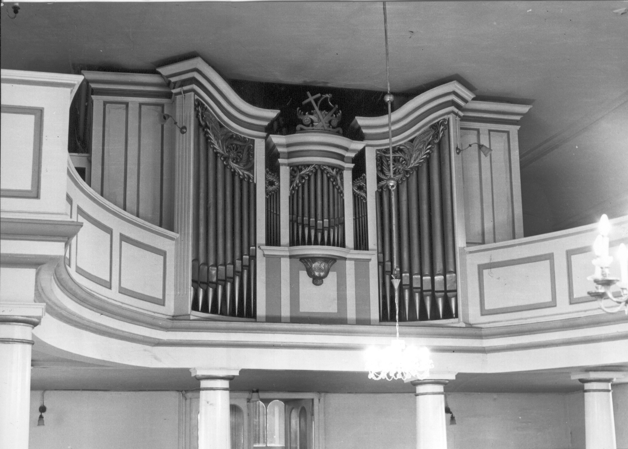 Foto.  1913.a. valminud vendade Kriisade orel  Võru luteriusu kirikus 12.septembril 1985.a. Mati Pakleri foto.