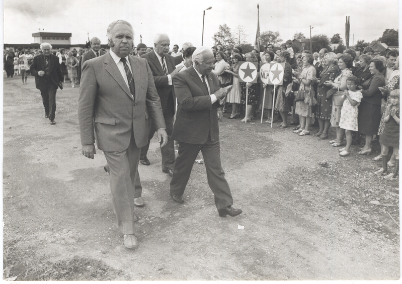 Foto.Võru Rajooni RSN TK esimees E. Tiit, EKP KK I sekretär K. Vaino  Rannatare  esisel väljakul 11.augustil 1984
