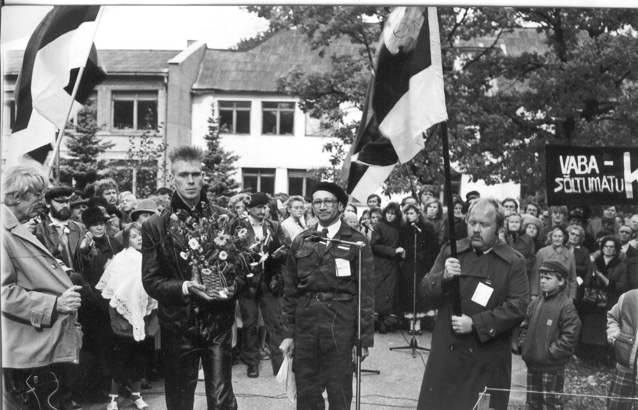 Foto. 25.septembril 1988.a. Kanepi vabadussõja mälestsussamba avamine ,A.Saar,K.Rohtlaan ja K.Vaindlo Võru Sõltumatu Noortekolonn nr.1-st.