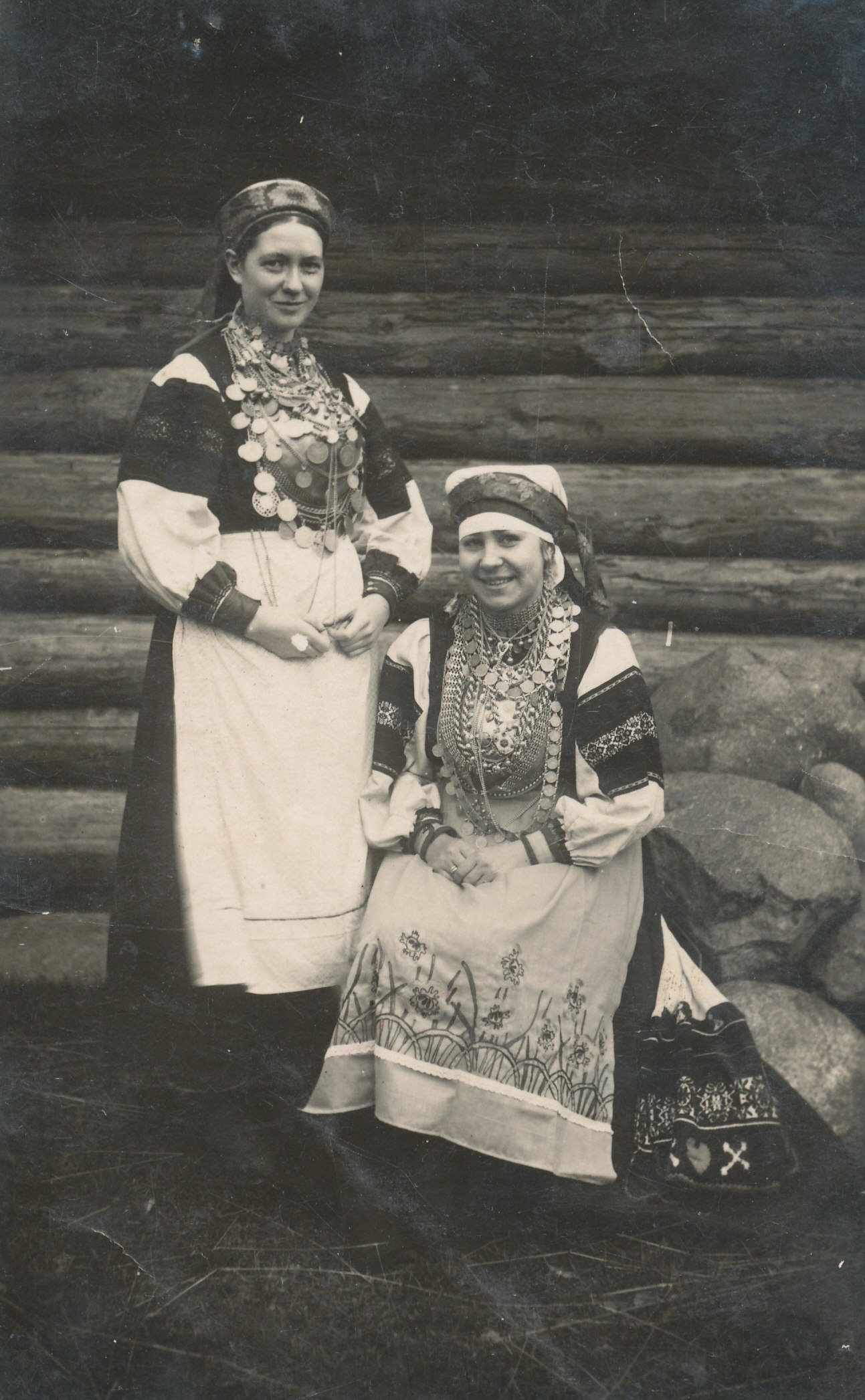 Foto. Setu rahvarõivais naised 1929. a. sügisel Petseris. Seisab Renate Põlendik.