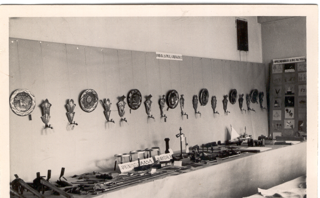 Fotoalbum.Foto näitus  II Soome-Eesti koolikongressist osavõtjatele Kaisaniemi algkoolis 1937.a. suvel. Poiste käsitööd.