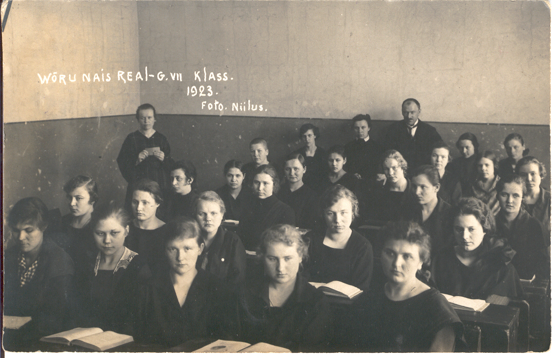 Foto. Võru Naisreaalgümnaasiumi 7. klass 1923.a.