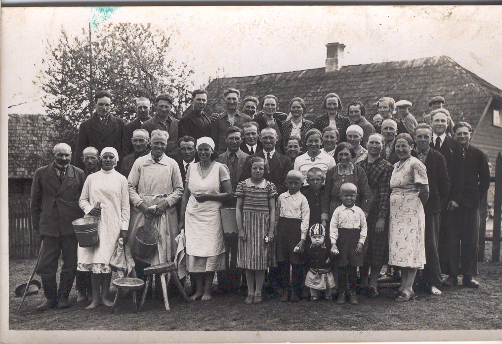 Foto. Lüpsivõistlustest osavõtjad  ja pealtvaatajad Uue-Saaluses 1930-te II poolel.