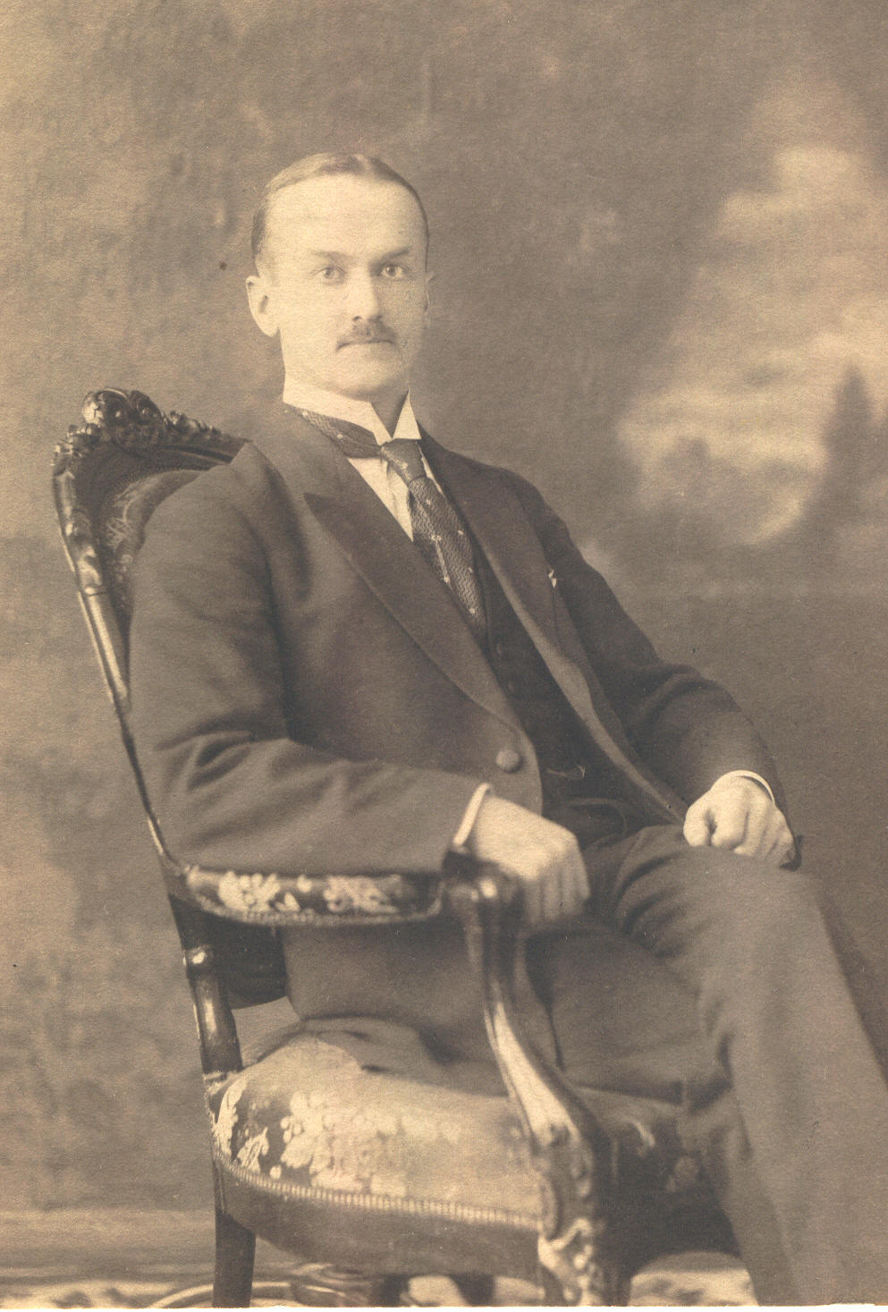 Fotoalbum.Foto  Johannes Käis tugitoolis XX sajandi I veerandil.