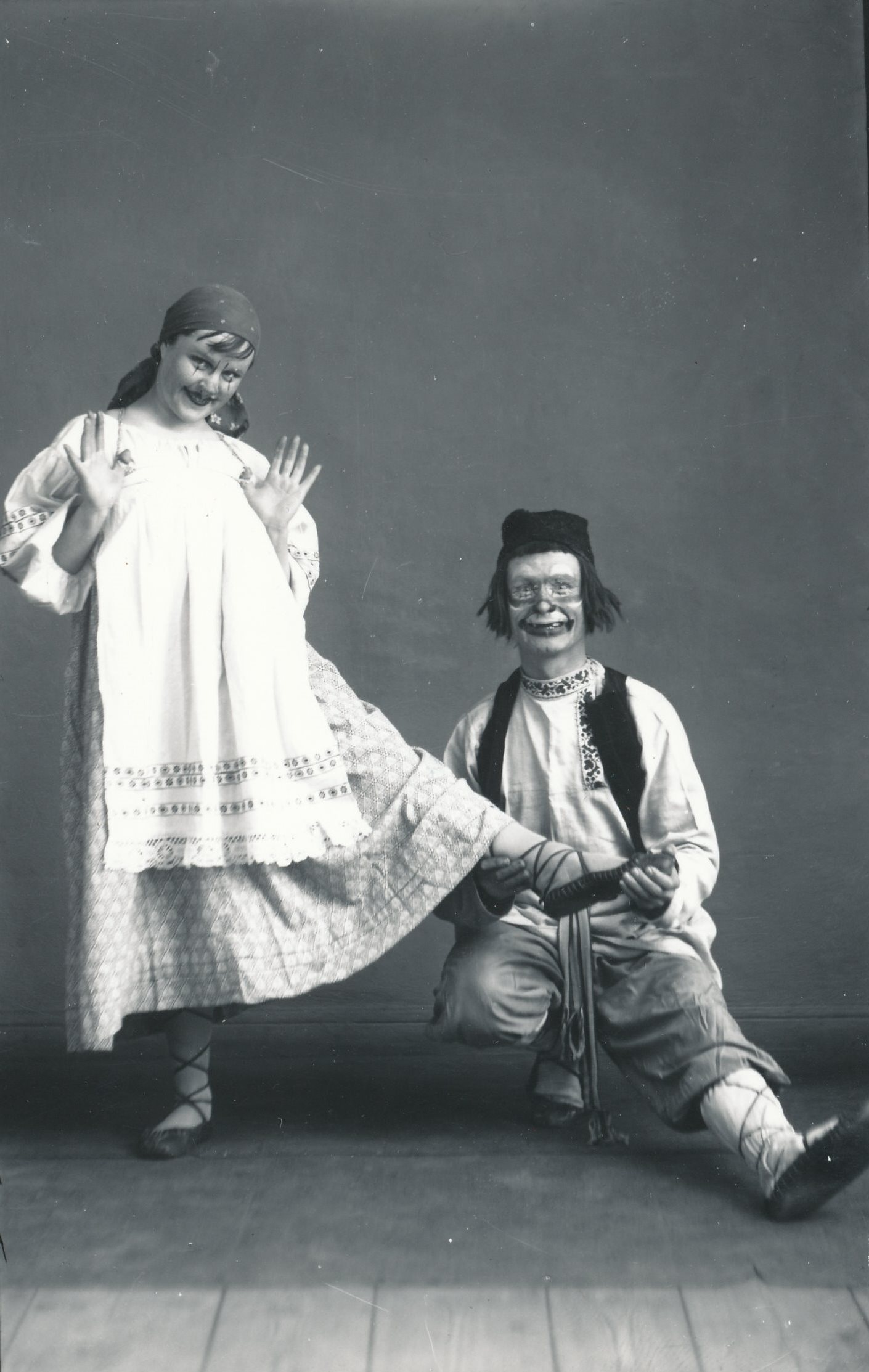 Foto."Kandle" teatri näitlejad esinemiskostüümides 1929.aastal.