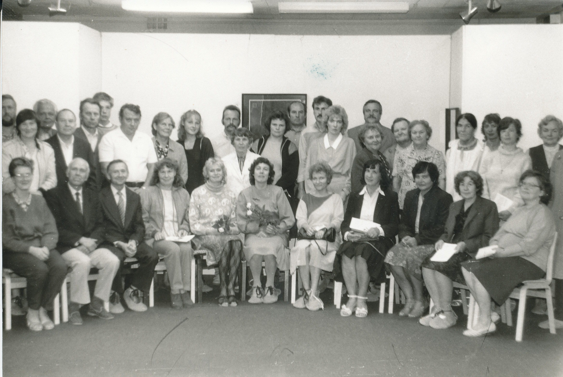 Foto. Kunstnik Eduard Rüga näituse avamisest osavõtjad Võru Koduloomuuseumis 16. augustil 1988.a.