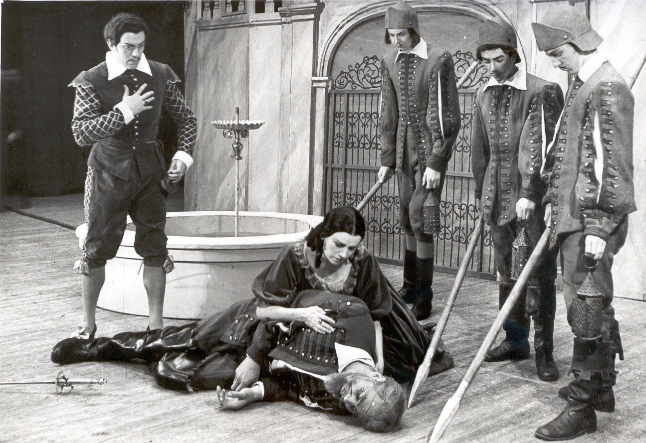 Foto. Stseen W.A. Mozarti ooperist "Don Juan". Paremal E. Maasik.