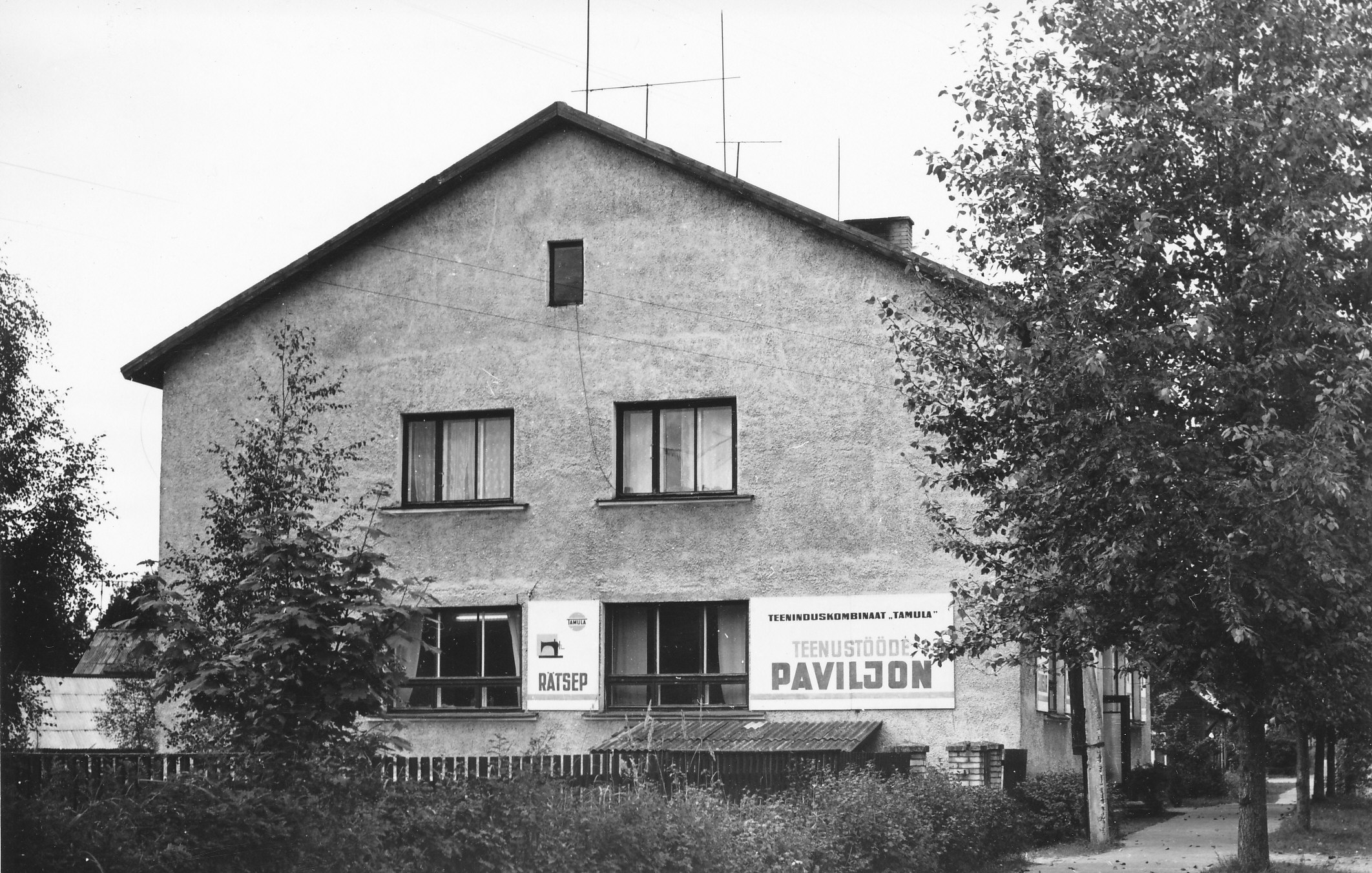 Foto. Teeninduskombinaadi "Tamula" Vastseliina teenustööde paviljon Võidu tn. 14. (aprillis 1975).