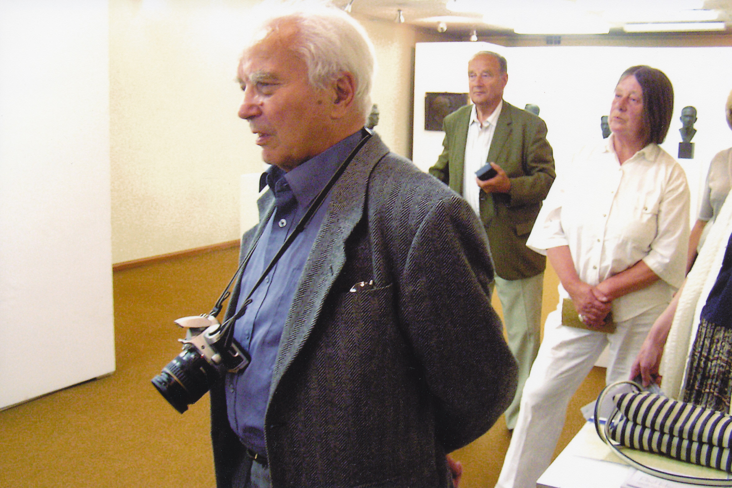 Foto. Paul Horma näituse avamine Võrumaa Muuseumis 8.juulil 2005.Kõneleb Paul Horma poeg Peet.