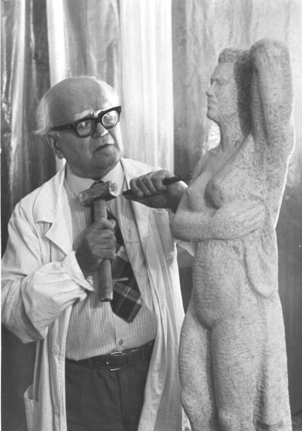 Foto. Paul Horma modelleerimas skulptuuri Algav päev. 1987.