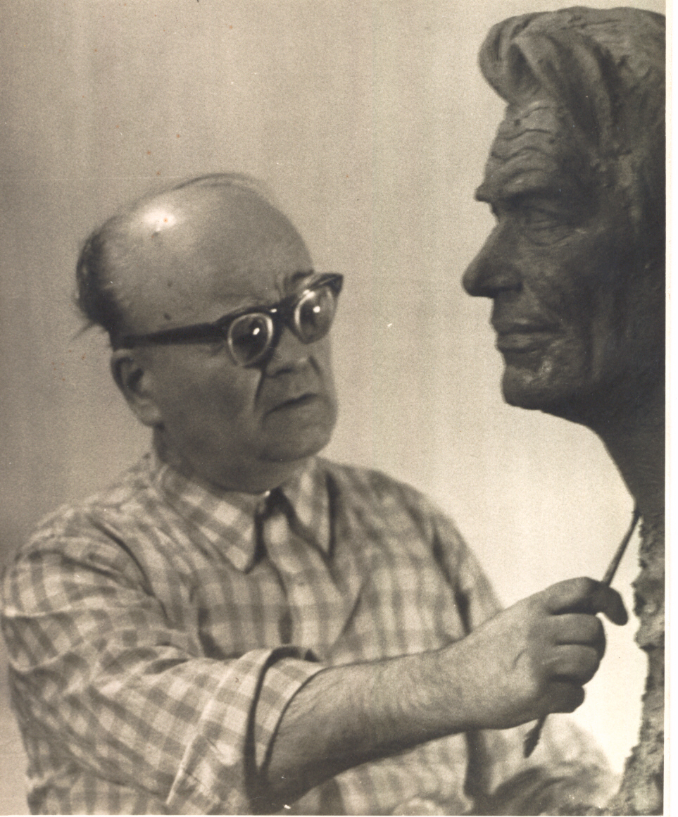 Foto. Paul Horma modelleerimas skulptuuri V. Miller. 1981.