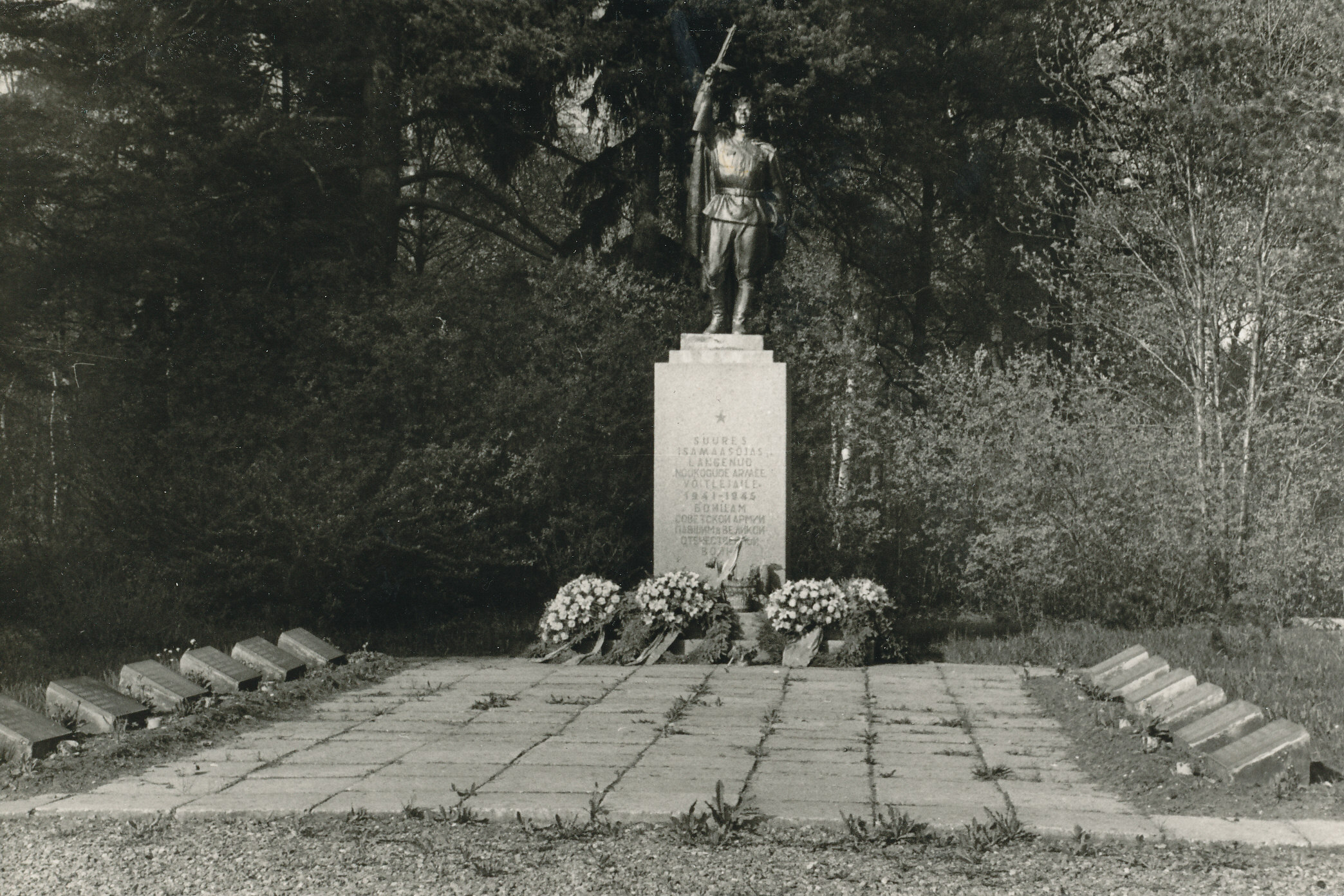 Foto. Vaade Suures Isamaasõjas langenute vennaskalmistule Vastseliinas 1978.a. mais ( sõdur automaadiga)