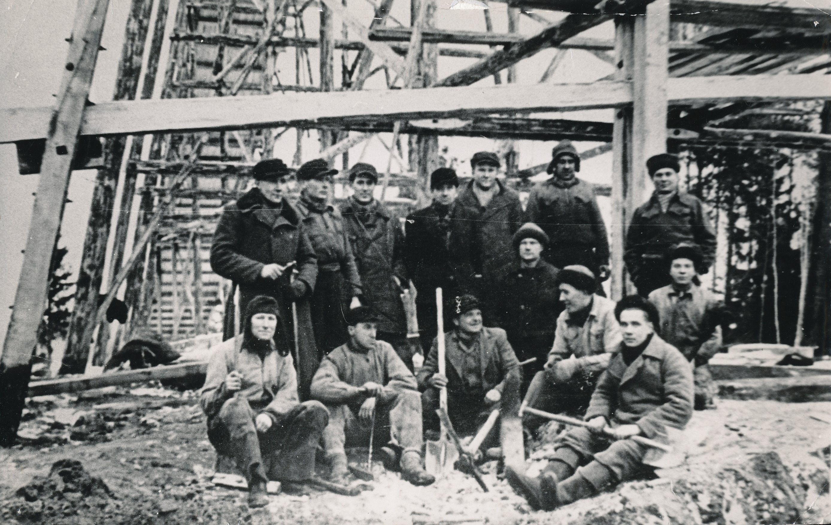 Foto. Andsumäe suusahüppetorni ehitajad 1947 - 1949.a.