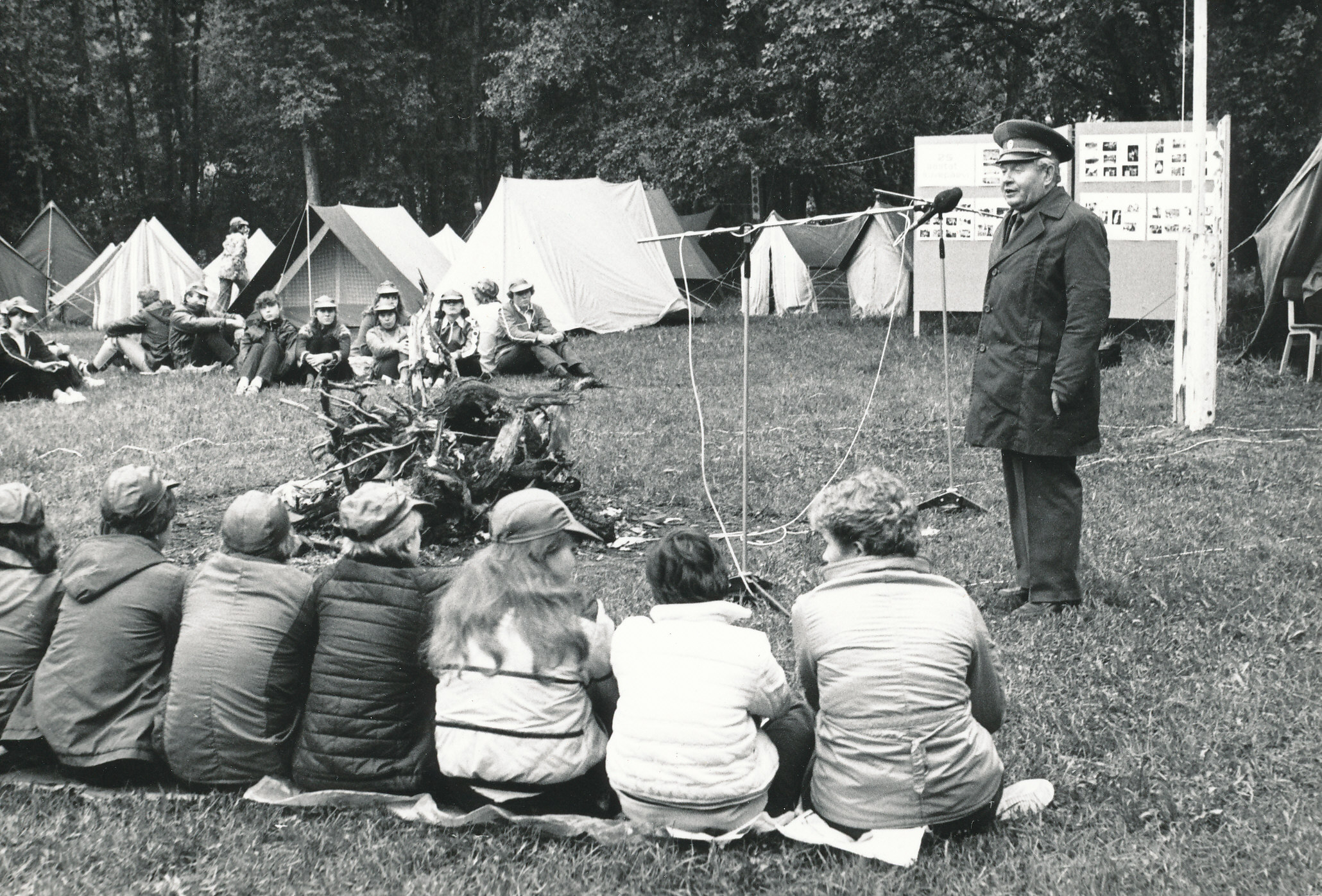 Foto. Ojasoo, Andres- Võru Tavandi Nõukogu töötaja, endine komsomolijuht, räägib suvepäevalistega Rõuges 1982.a.