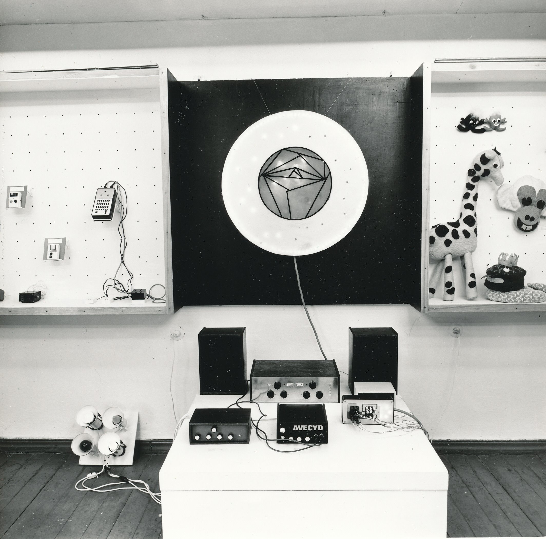 Foto. Võru Pioneeride Maja näitus Kreutzwaldi Memoriaalmuuseumi õuemajas mais 1982.  raadioringi tööd.