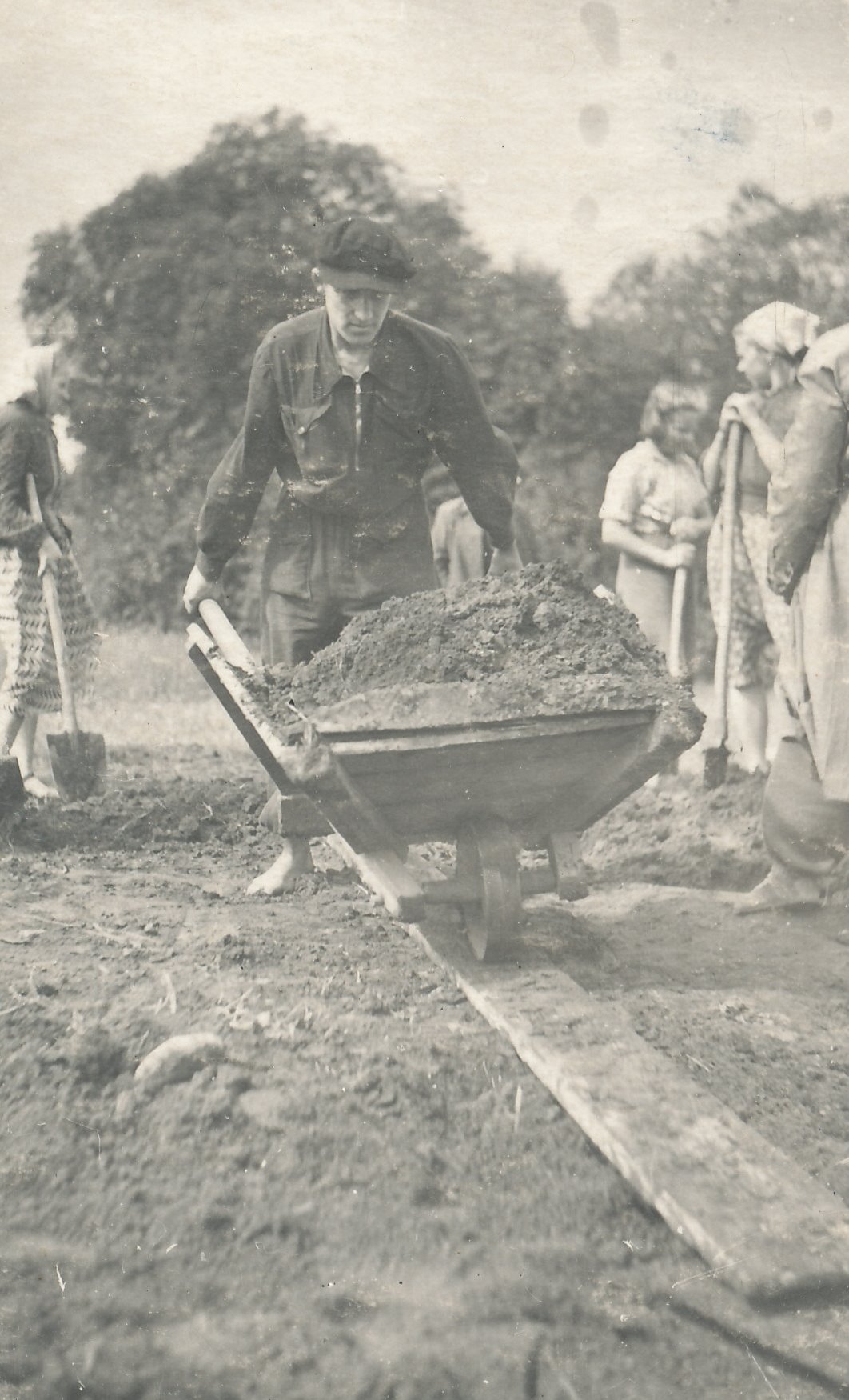 Foto. Rõuge linnuse arheoloogilistel kaevamistel. Läbi sõelutud pealispinnase  äravedamine kaevamiskohalt 1958.a.