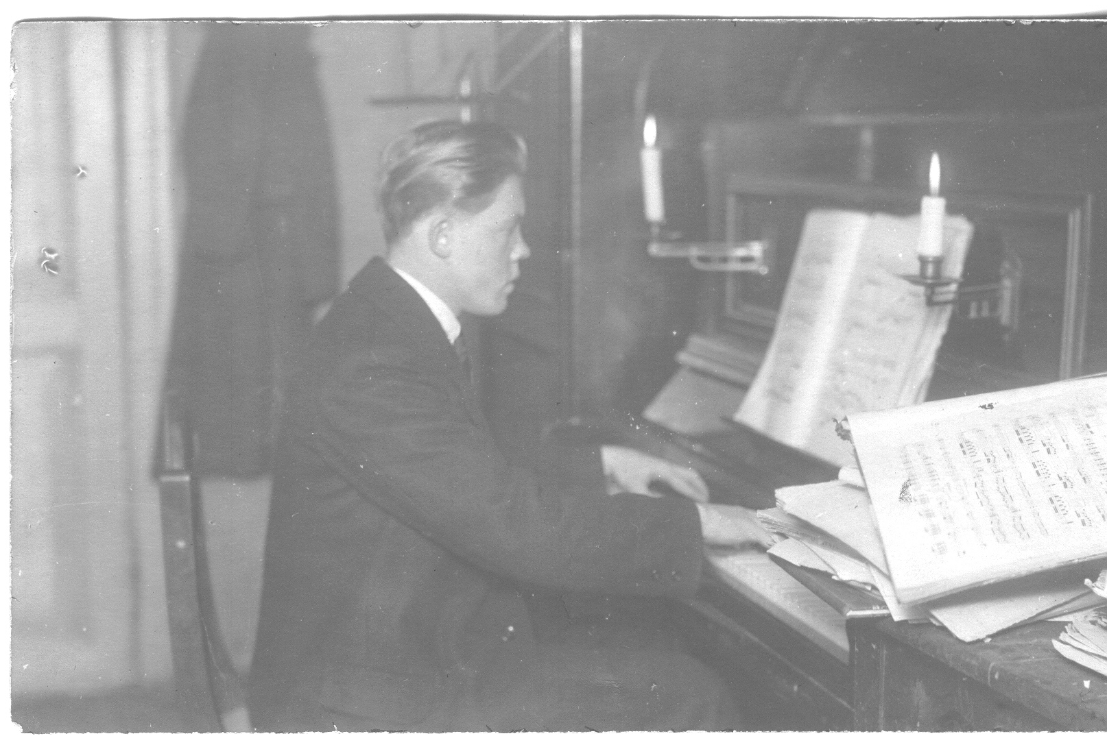 Foto. Orelimeister Tannil Kriisa vanim poeg Eduard Kriisa (1902-1968)musitseerimas
Tartus 12.novembril 1922.a..