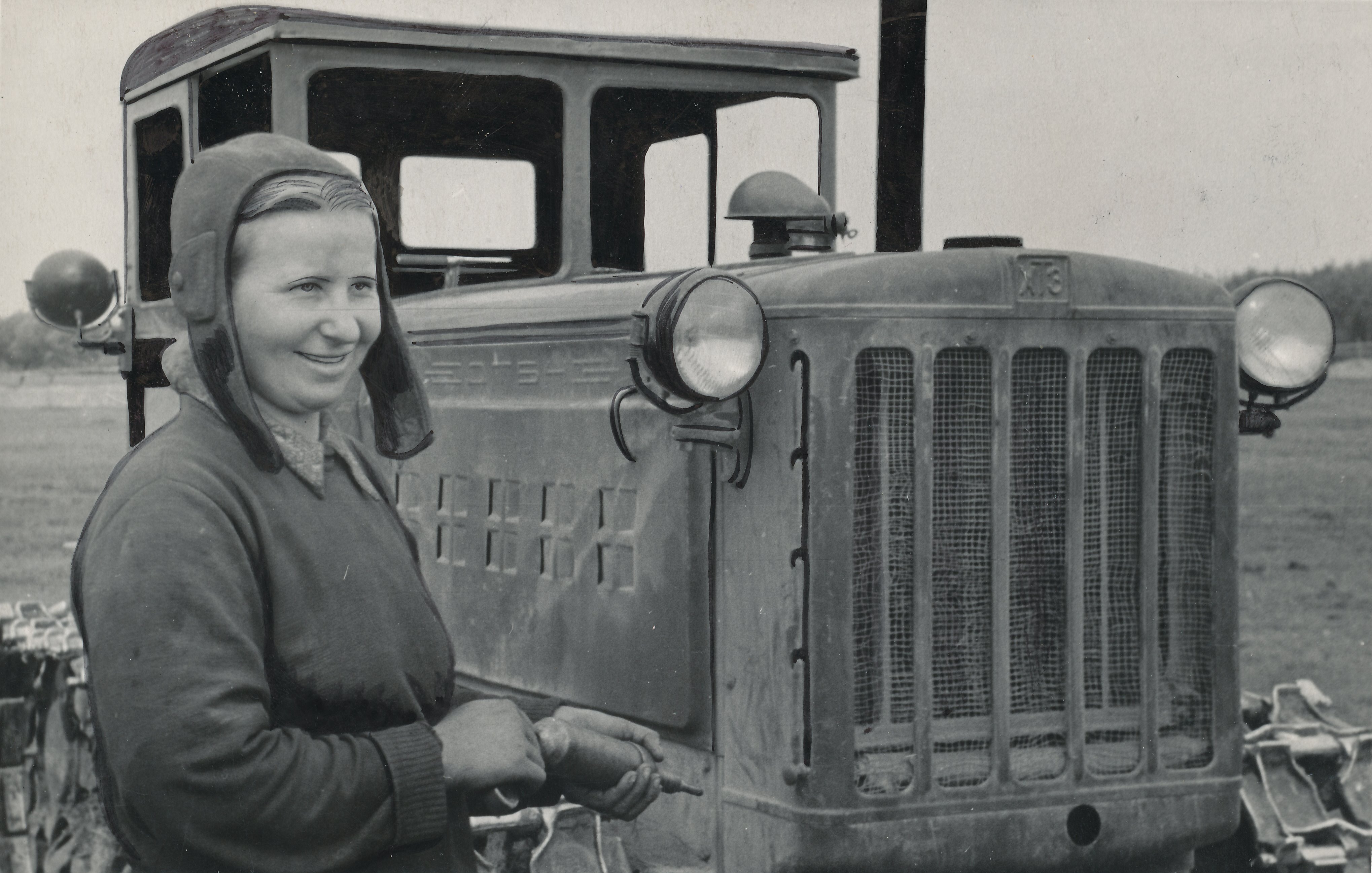Foto. Vastseliina  masina-traktorijaama eesrindlik naistraktorist A. Kõlli oma traktori juures juulis 1953.a.